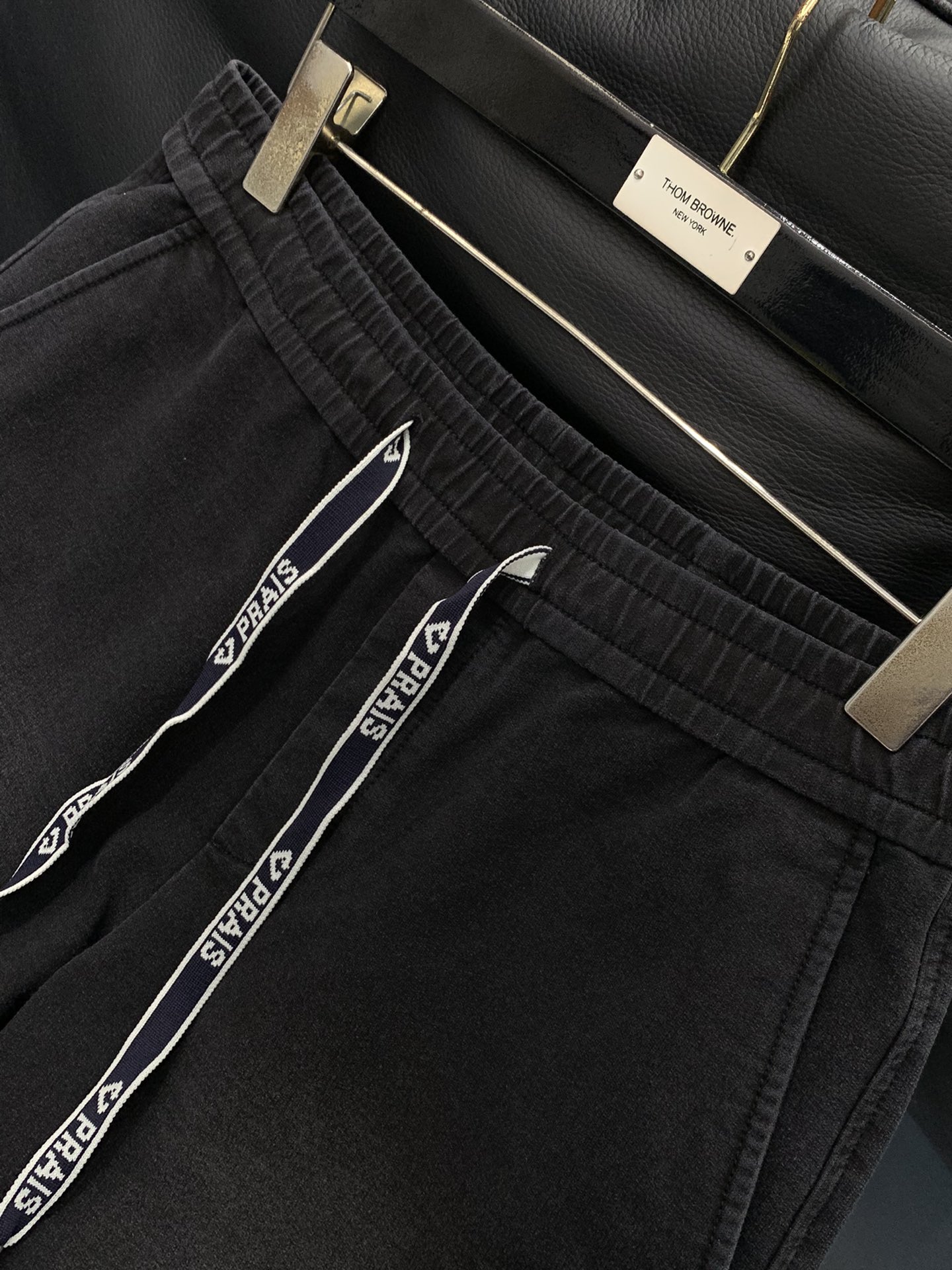 ，普拉达Prada 的飘带休闲牛仔。独爱这一条，弹力加倍的宽松牛仔卫裤…… 2025款重磅牛仔卫裤…..