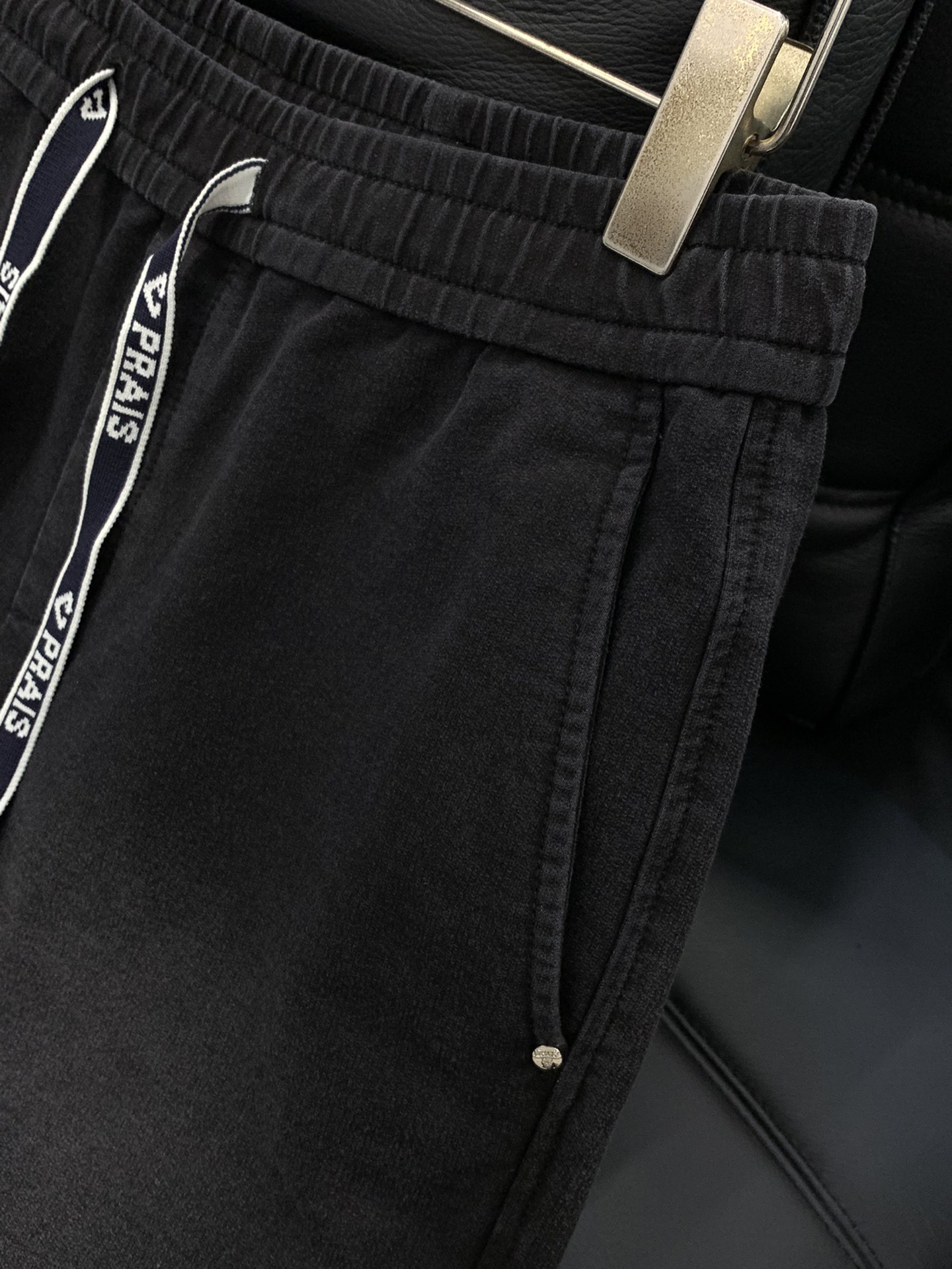 ，普拉达Prada 的飘带休闲牛仔。独爱这一条，弹力加倍的宽松牛仔卫裤…… 2025款重磅牛仔卫裤…..