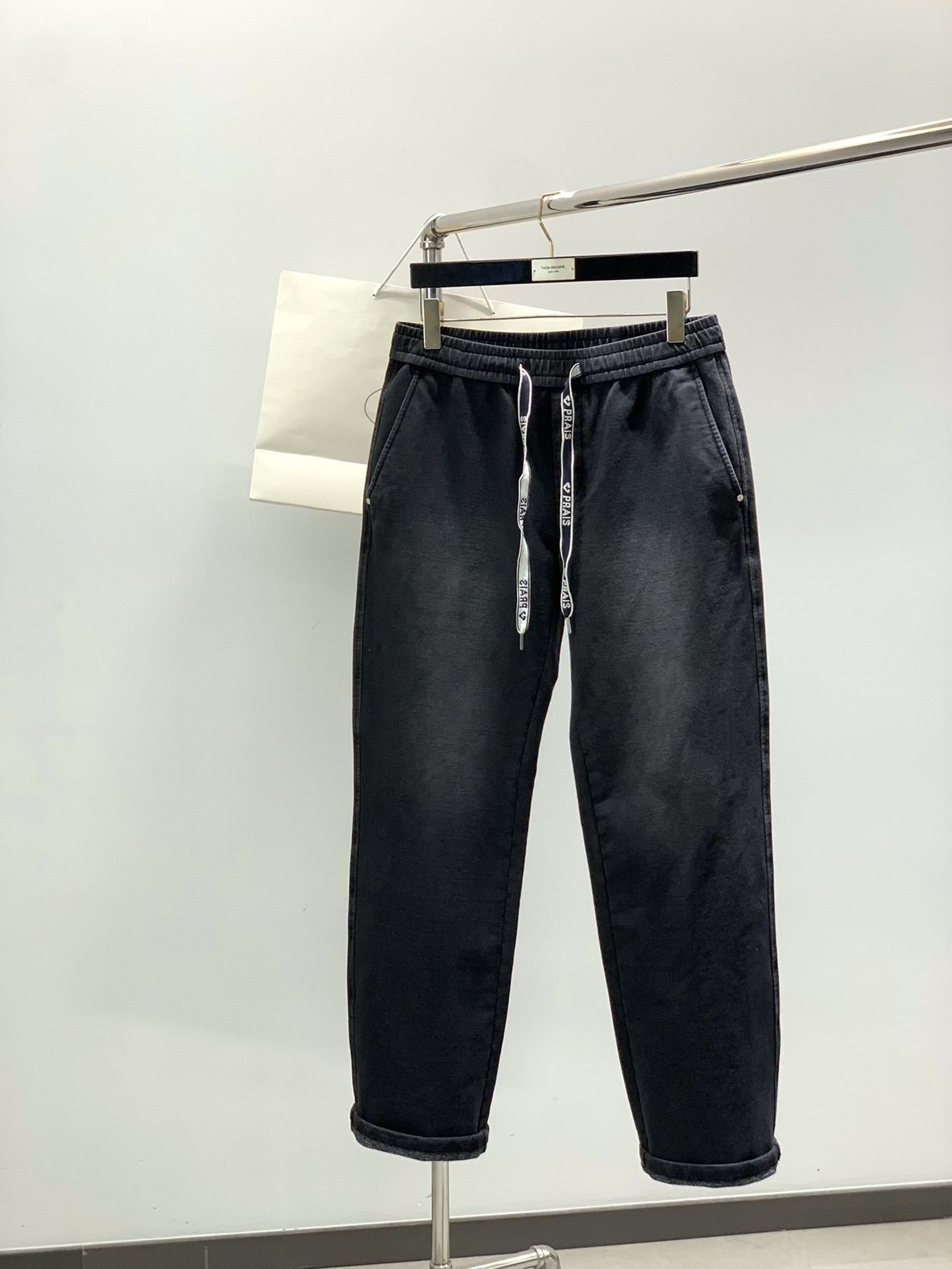 NO:725648,Years later, Prada's casual denim with ribbons. I love this pair of loose denim sweatpants with double elasticity... 2025 heavy denim sweatpants... The denim is hand-made and distressed. Unique black and gray color and design style, with top-notch workmanship and awesome details. Size m-3xL. M size waist 76-86, hip 118, trouser length 105, other sizes waist and hip increase by 4-5cm per size.  Pants length increases by 1.2cm per size, prada, prada,19860909年后,,普拉达prada 的飘带休闲牛仔.独爱这一条,弹力加倍的宽松牛仔卫裤…… 2025款重磅牛仔卫裤…..牛仔纯手工做旧.. 独特的黑灰色颜色和设计风格,搭配顶尖的做还有牛逼的细节加持.尺码m-3xL. m码腰围76-86 臀围118 裤长105 其他码腰围臀围每码递增4-5cm 裤长每码递增1.2cm,,prada,prada,,Men's clothing