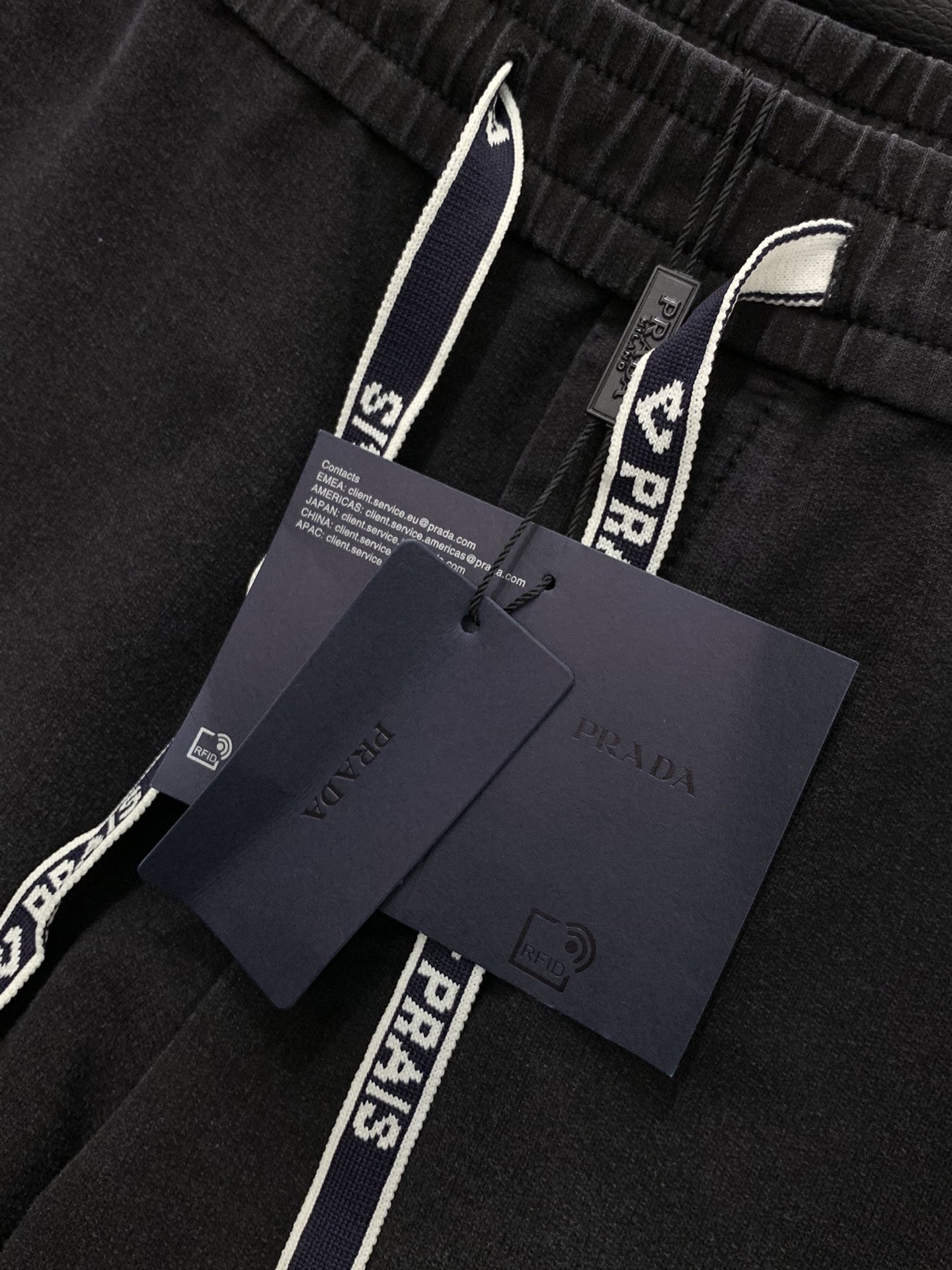 ，普拉达Prada 的飘带休闲牛仔。独爱这一条，弹力加倍的宽松牛仔卫裤…… 2025款重磅牛仔卫裤…..