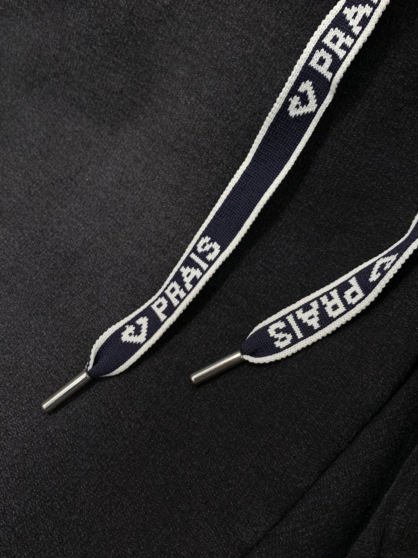 ，普拉达Prada 的飘带休闲牛仔。独爱这一条，弹力加倍的宽松牛仔卫裤…… 2025款重磅牛仔卫裤…..