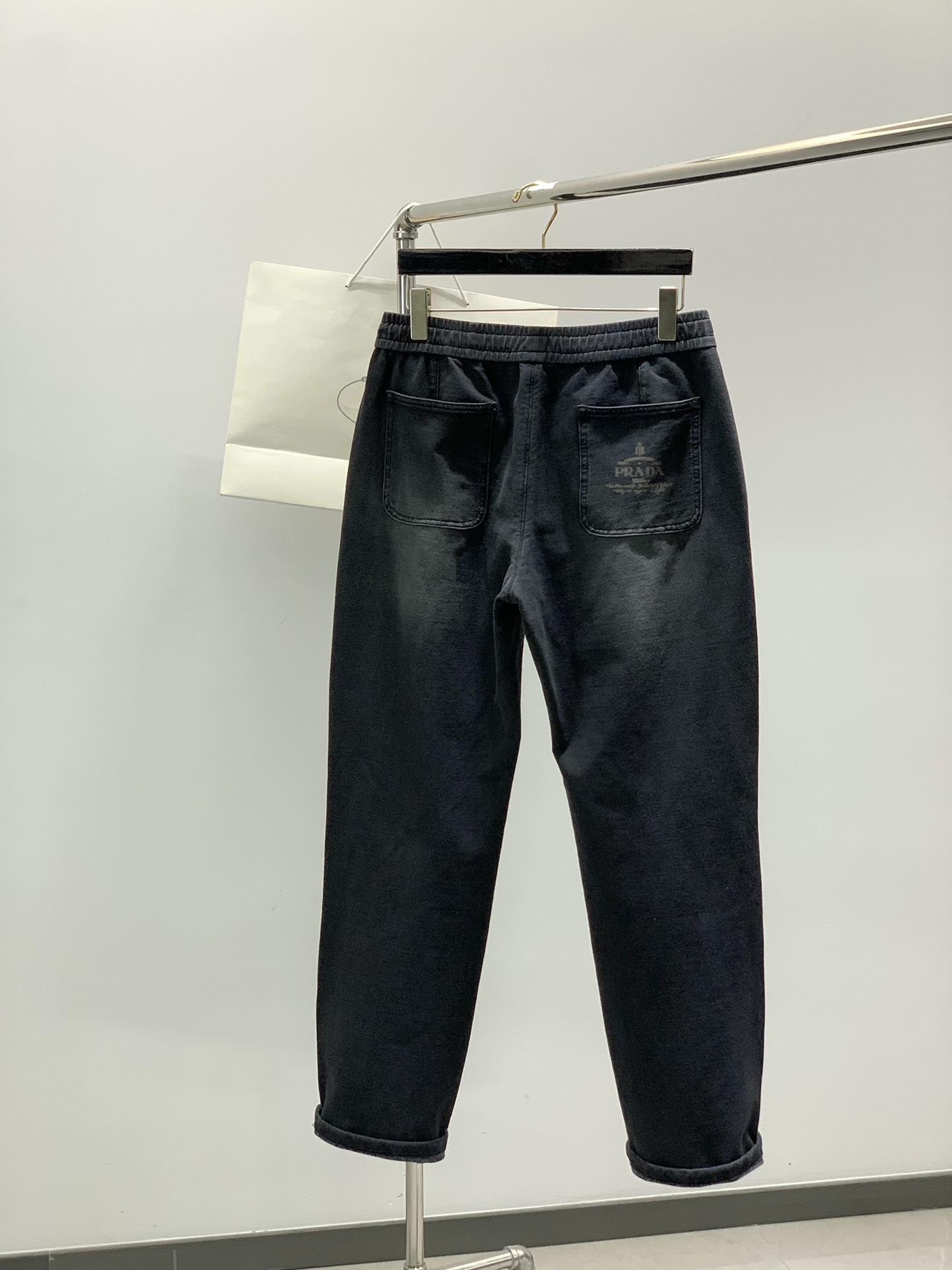 ，普拉达Prada 的飘带休闲牛仔。独爱这一条，弹力加倍的宽松牛仔卫裤…… 2025款重磅牛仔卫裤…..