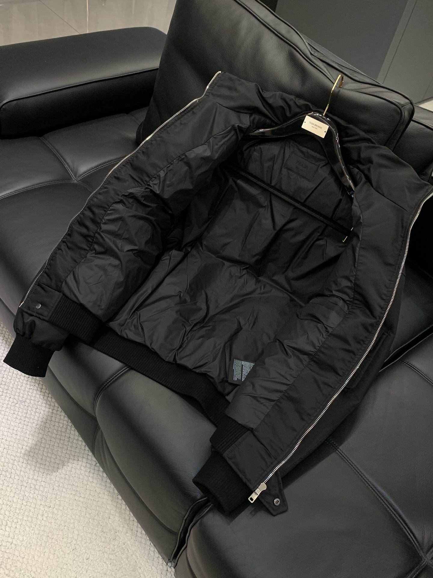 ，PRADA 普拉达，2025冬季最新品，专柜同步有售，时尚休闲羽绒服，进口原版面料，做工极为复杂，唯一