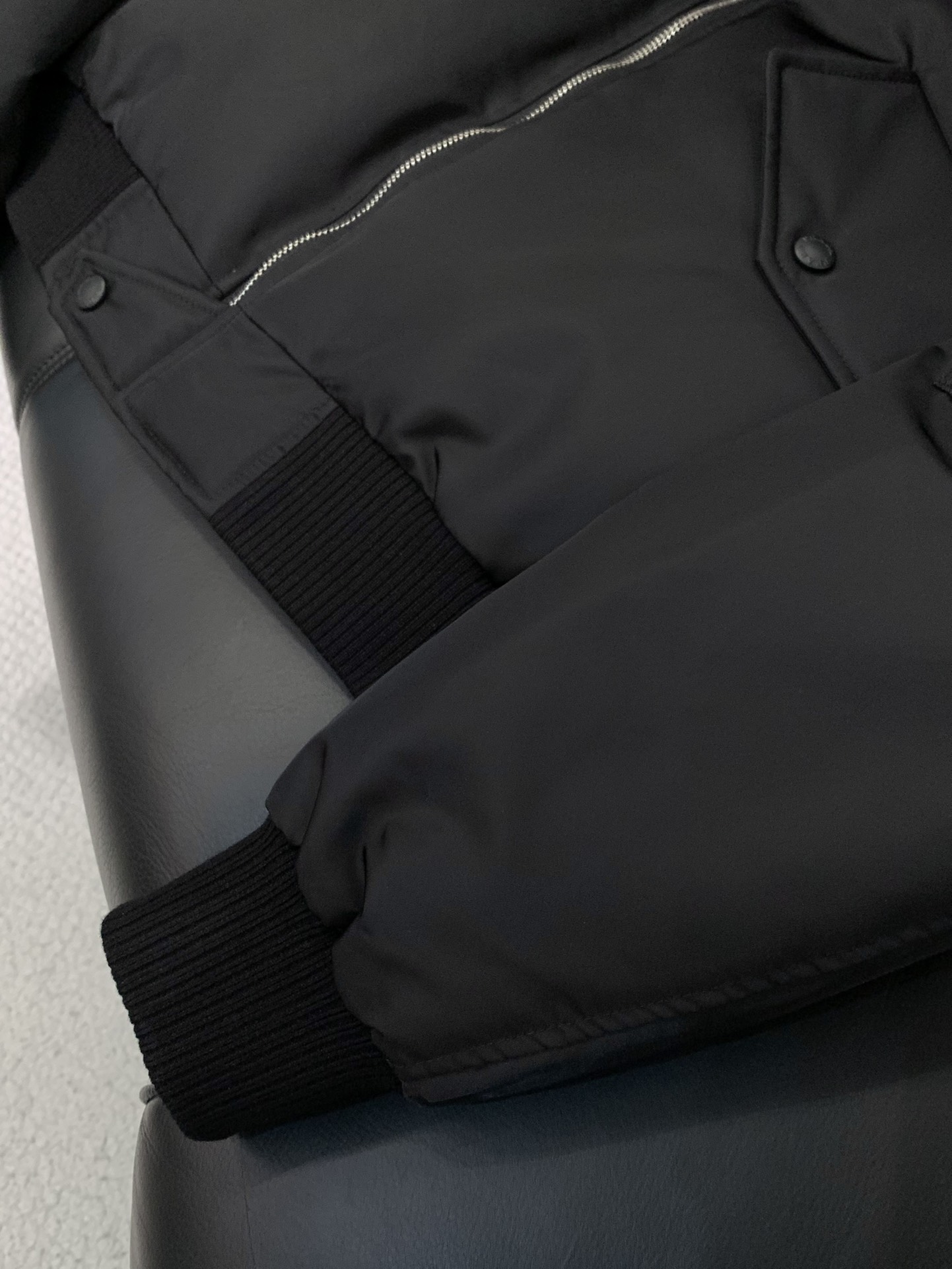 ，PRADA 普拉达，2025冬季最新品，专柜同步有售，时尚休闲羽绒服，进口原版面料，做工极为复杂，唯一