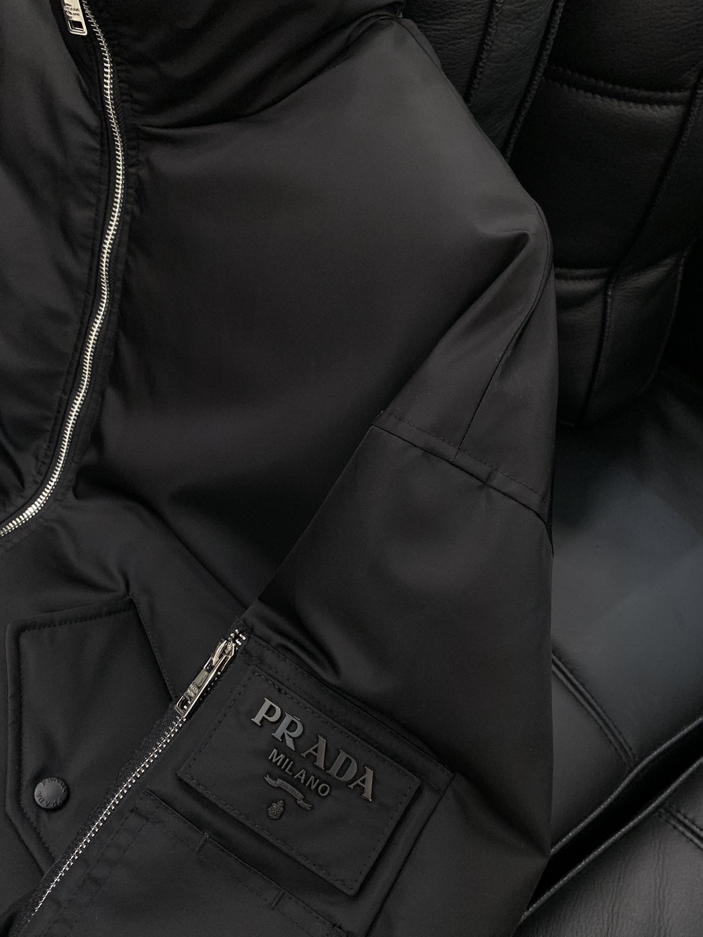 ，PRADA 普拉达，2025冬季最新品，专柜同步有售，时尚休闲羽绒服，进口原版面料，做工极为复杂，唯一