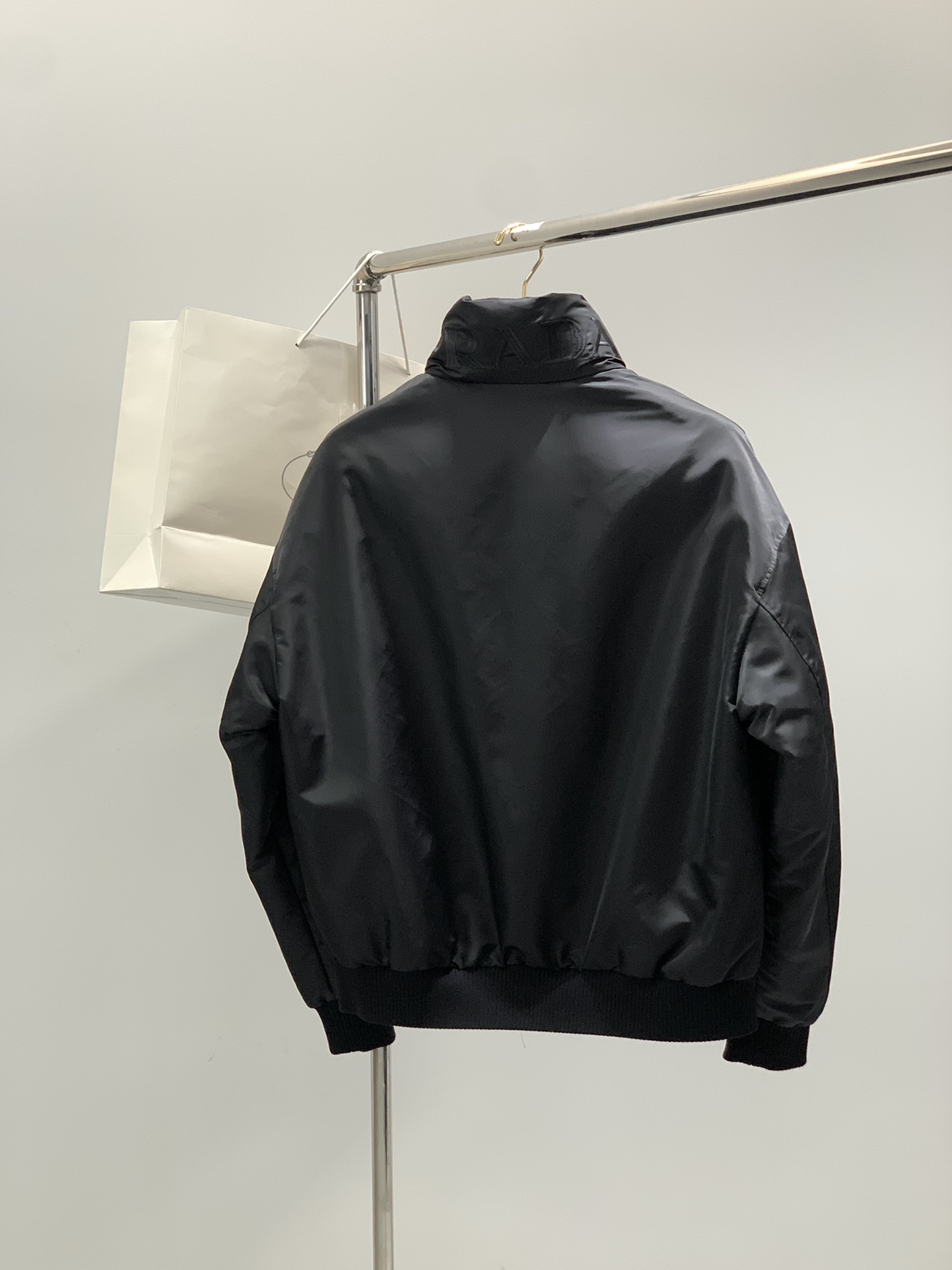 ，PRADA 普拉达，2025冬季最新品，专柜同步有售，时尚休闲羽绒服，进口原版面料，做工极为复杂，唯一
