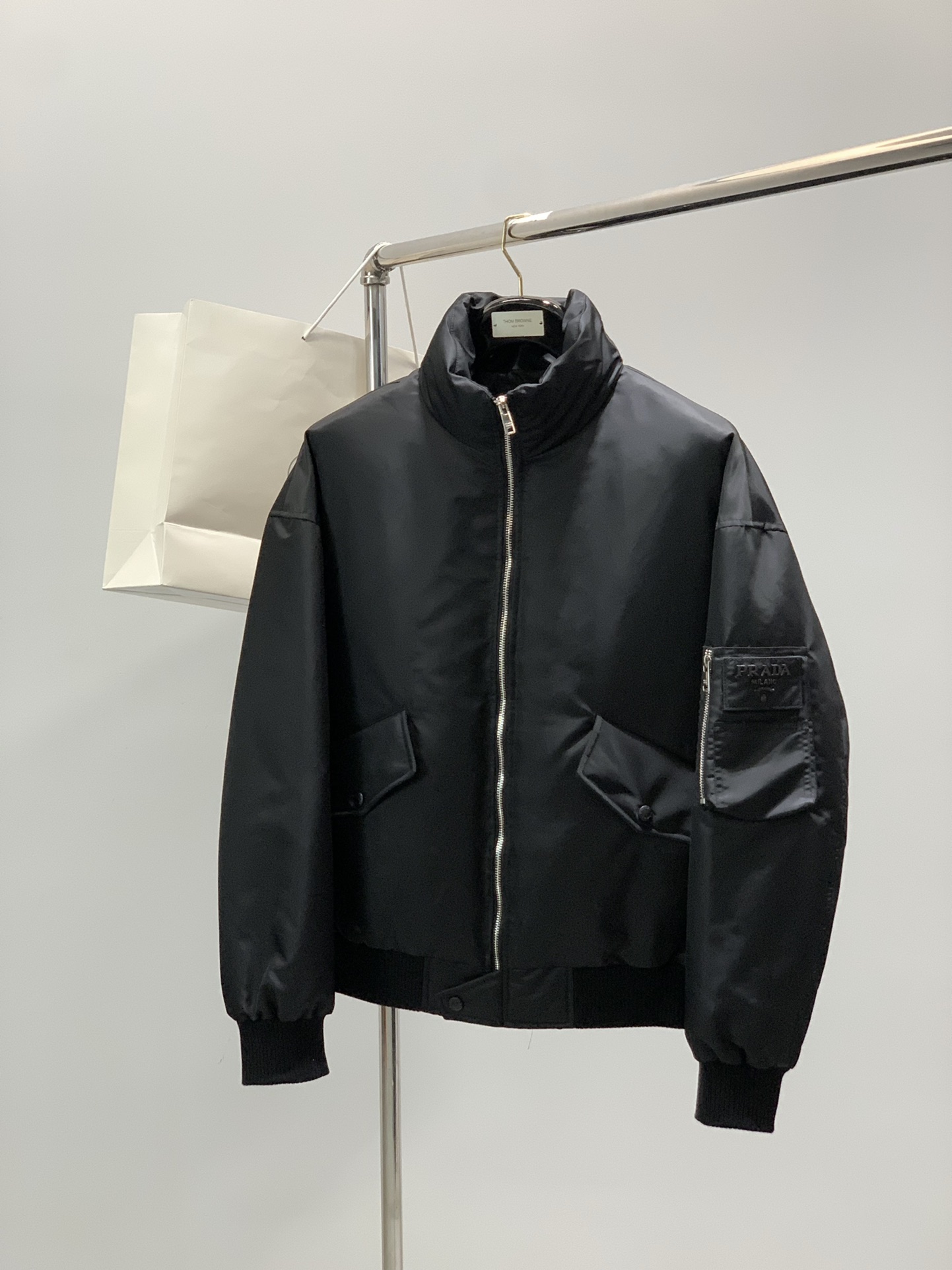 ，PRADA 普拉达，2025冬季最新品，专柜同步有售，时尚休闲羽绒服，进口原版面料，做工极为复杂，唯一