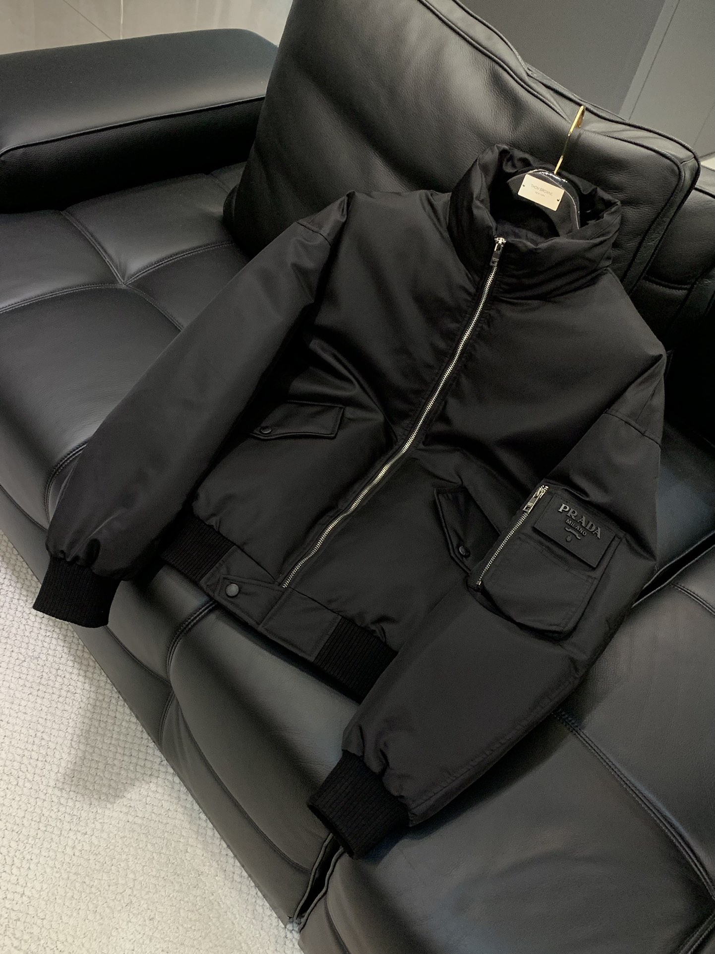 ，PRADA 普拉达，2025冬季最新品，专柜同步有售，时尚休闲羽绒服，进口原版面料，做工极为复杂，唯一