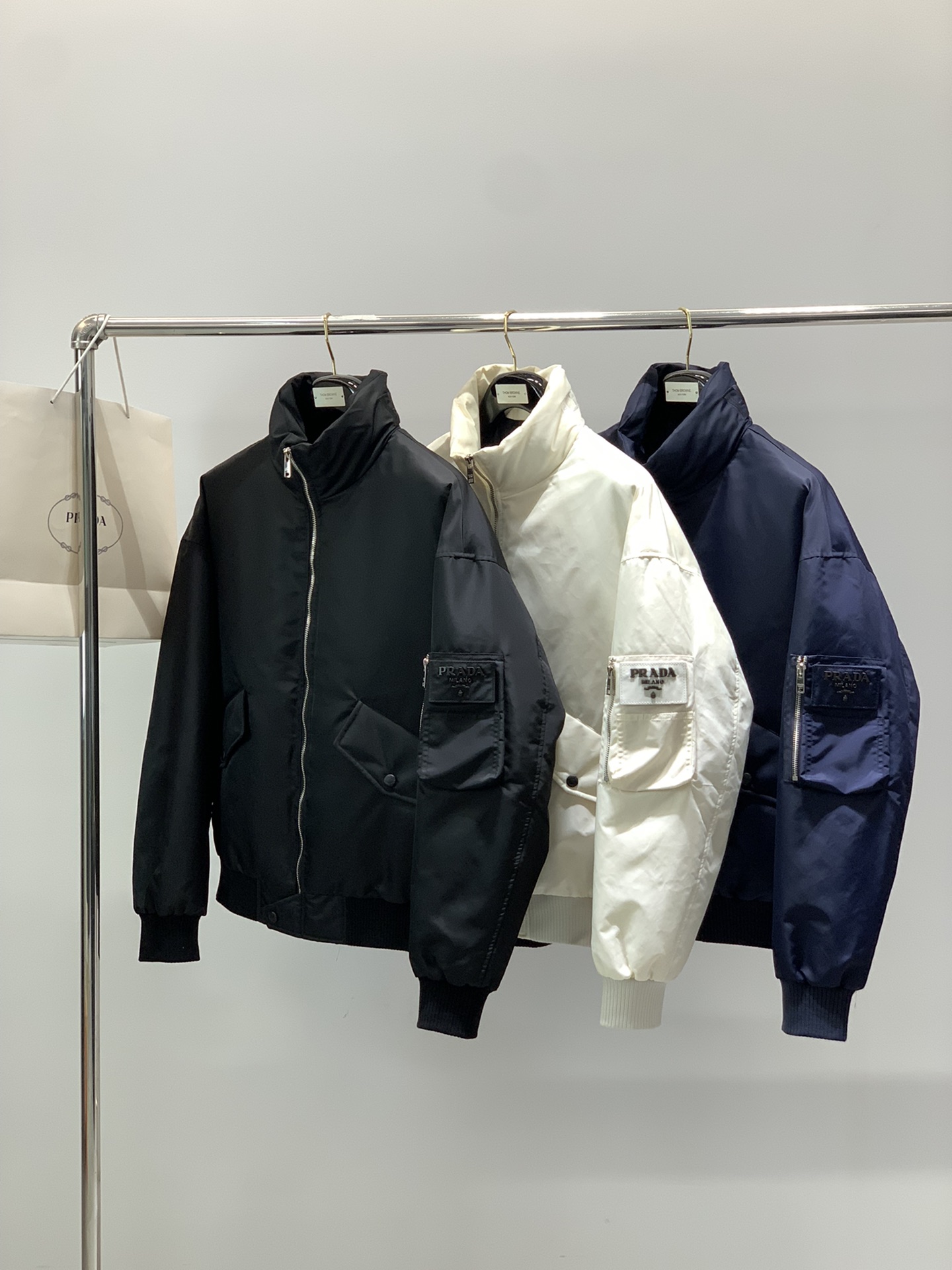 ，PRADA 普拉达，2025冬季最新品，专柜同步有售，时尚休闲羽绒服，进口原版面料，做工极为复杂，唯一