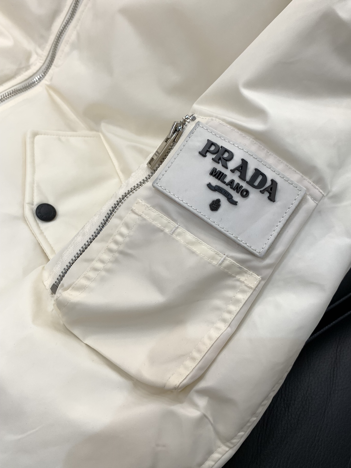 ，PRADA 普拉达，2025冬季最新品，专柜同步有售，时尚休闲羽绒服，进口原版面料，做工极为复杂，唯一