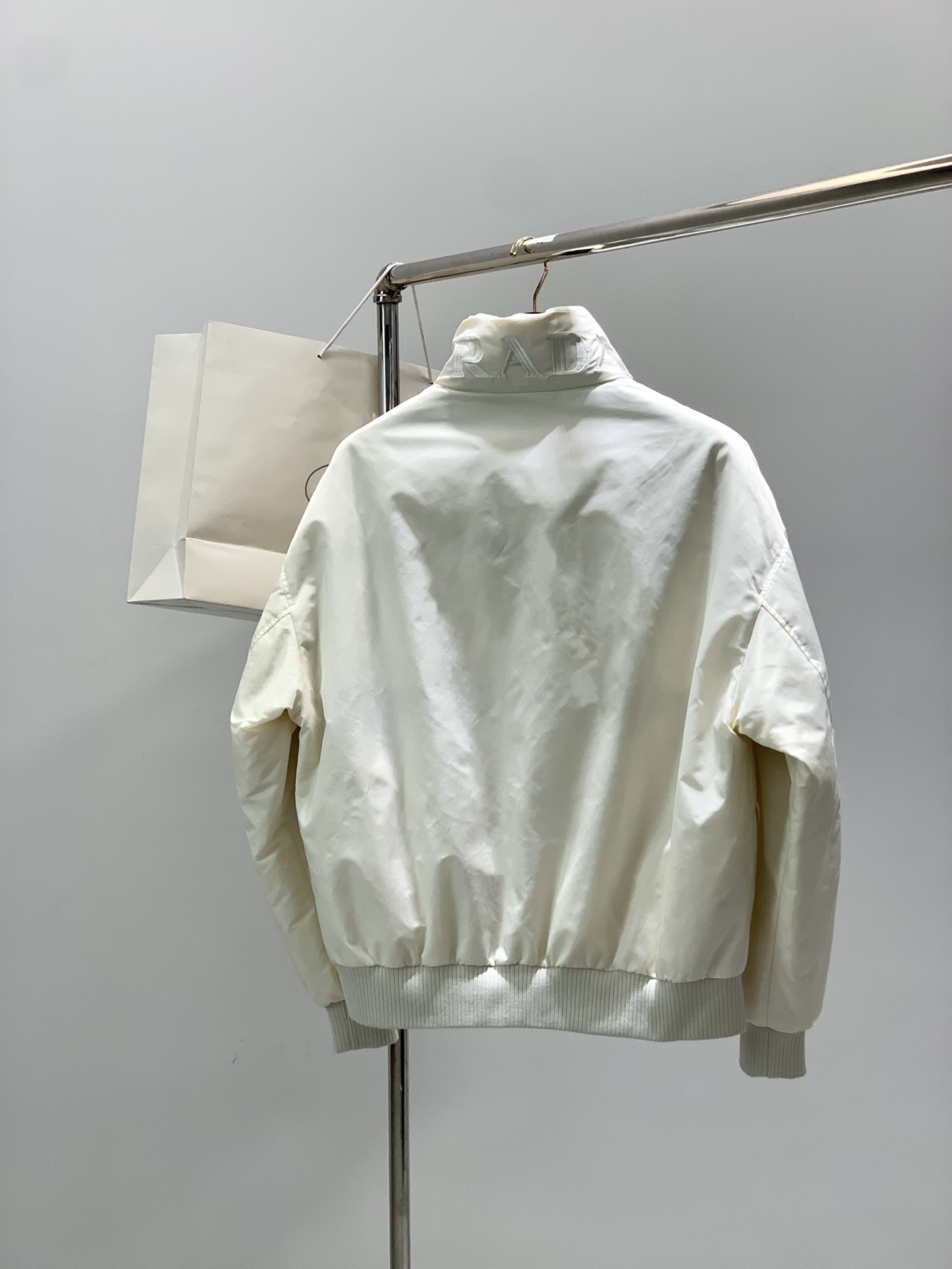 ，PRADA 普拉达，2025冬季最新品，专柜同步有售，时尚休闲羽绒服，进口原版面料，做工极为复杂，唯一