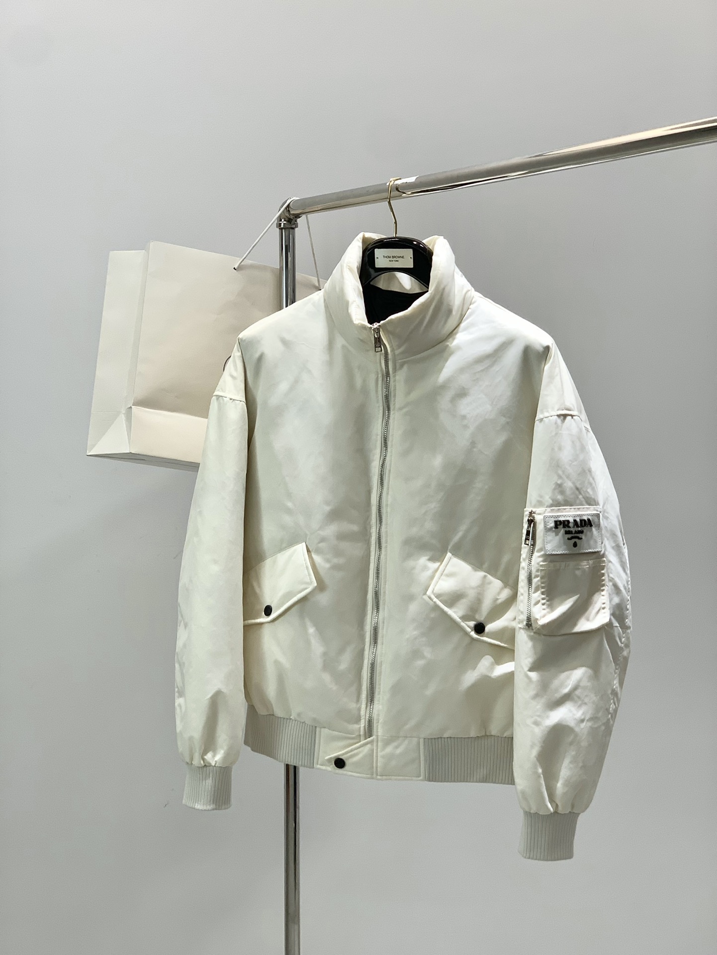 ，PRADA 普拉达，2025冬季最新品，专柜同步有售，时尚休闲羽绒服，进口原版面料，做工极为复杂，唯一