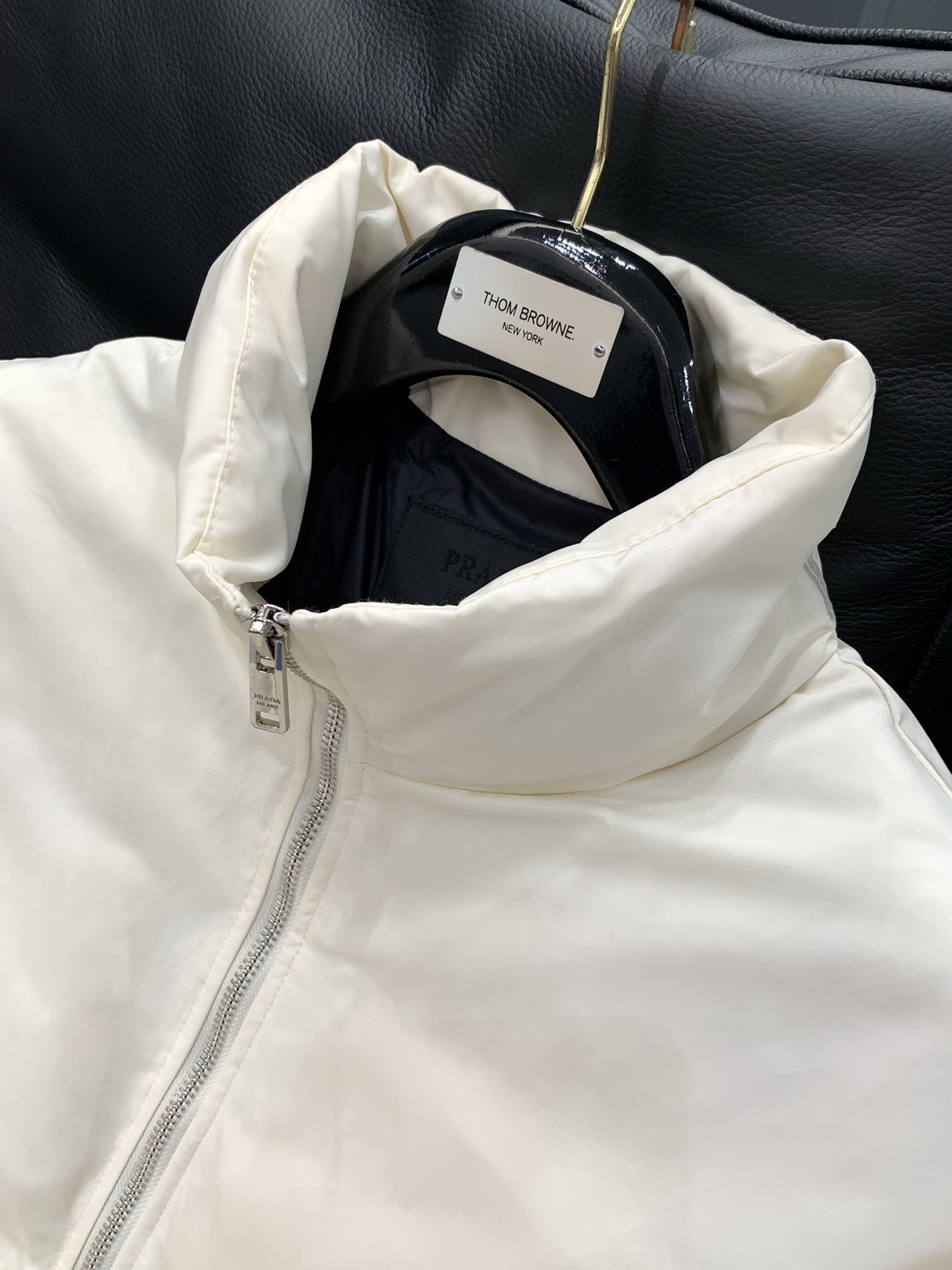 ，PRADA 普拉达，2025冬季最新品，专柜同步有售，时尚休闲羽绒服，进口原版面料，做工极为复杂，唯一