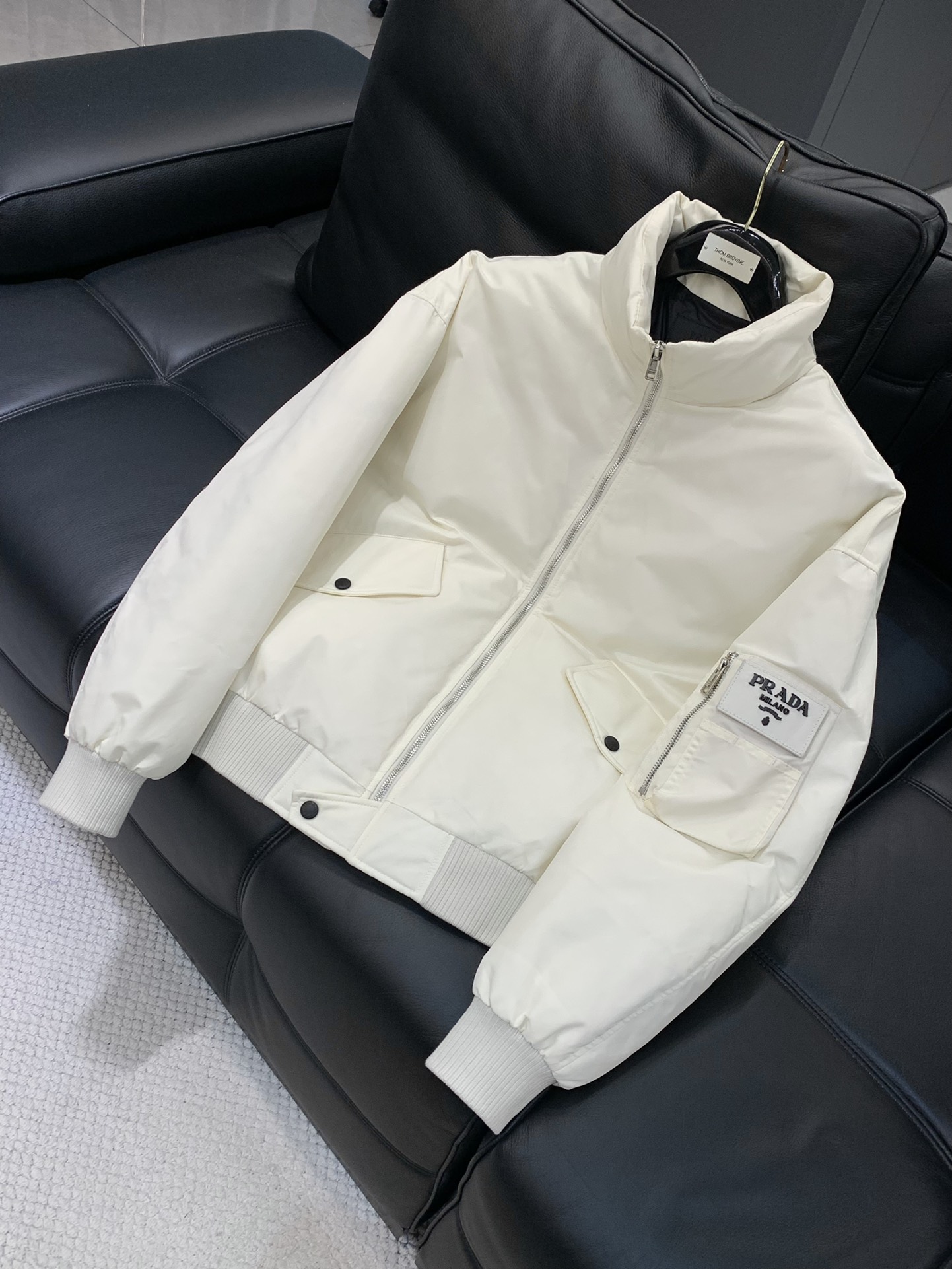 ，PRADA 普拉达，2025冬季最新品，专柜同步有售，时尚休闲羽绒服，进口原版面料，做工极为复杂，唯一