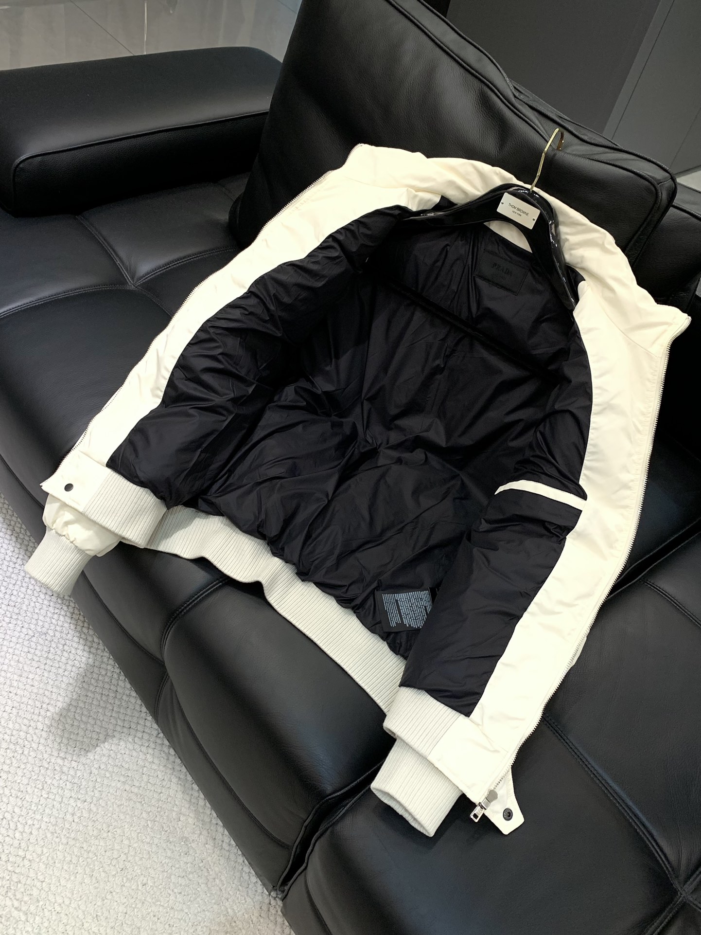 ，PRADA 普拉达，2025冬季最新品，专柜同步有售，时尚休闲羽绒服，进口原版面料，做工极为复杂，唯一