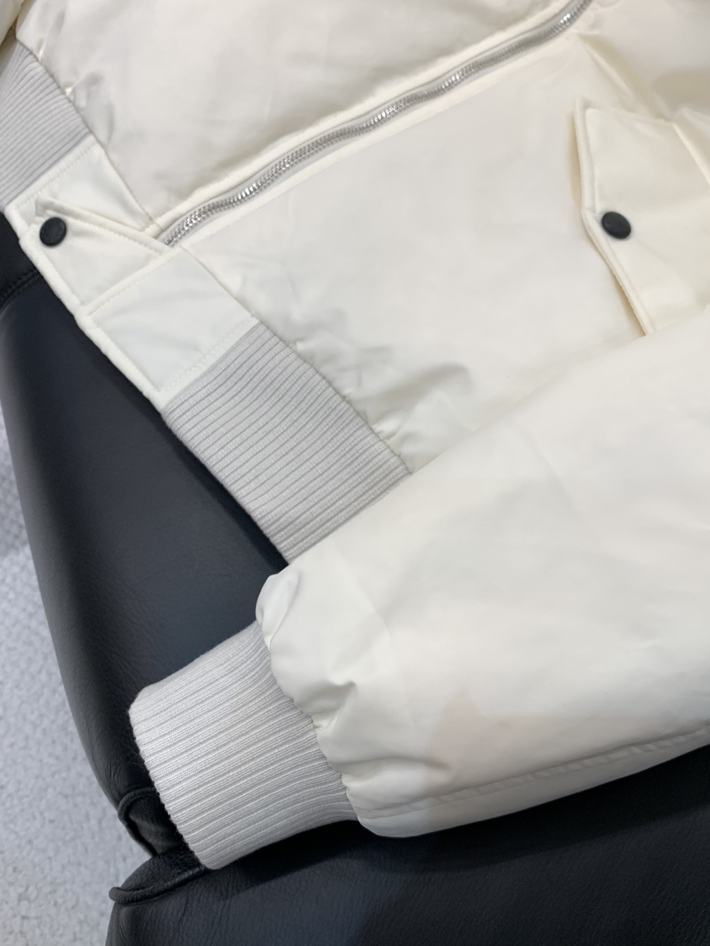 ，PRADA 普拉达，2025冬季最新品，专柜同步有售，时尚休闲羽绒服，进口原版面料，做工极为复杂，唯一