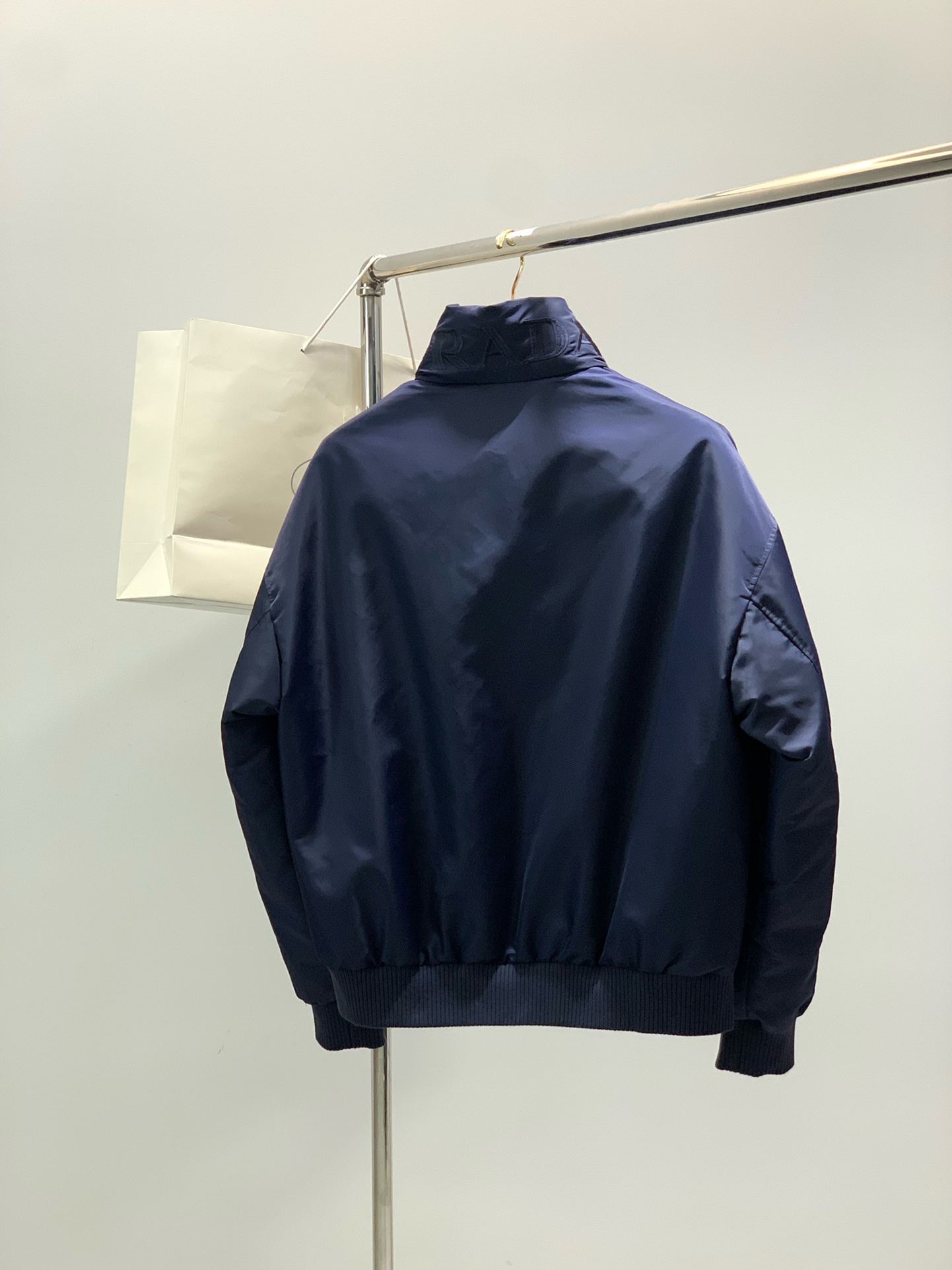 ，PRADA 普拉达，2025冬季最新品，专柜同步有售，时尚休闲羽绒服，进口原版面料，做工极为复杂，唯一