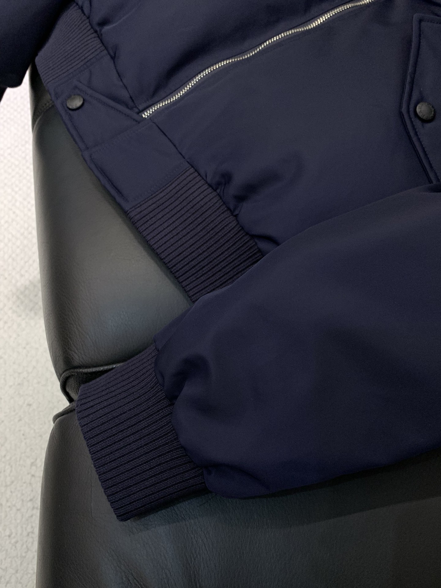 ，PRADA 普拉达，2025冬季最新品，专柜同步有售，时尚休闲羽绒服，进口原版面料，做工极为复杂，唯一