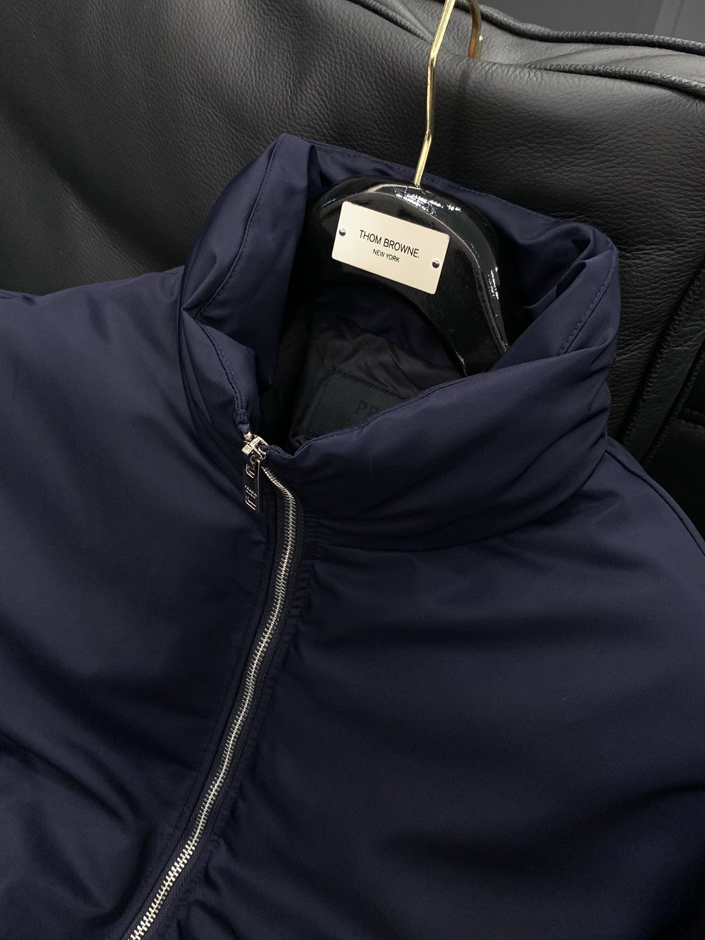 ，PRADA 普拉达，2025冬季最新品，专柜同步有售，时尚休闲羽绒服，进口原版面料，做工极为复杂，唯一