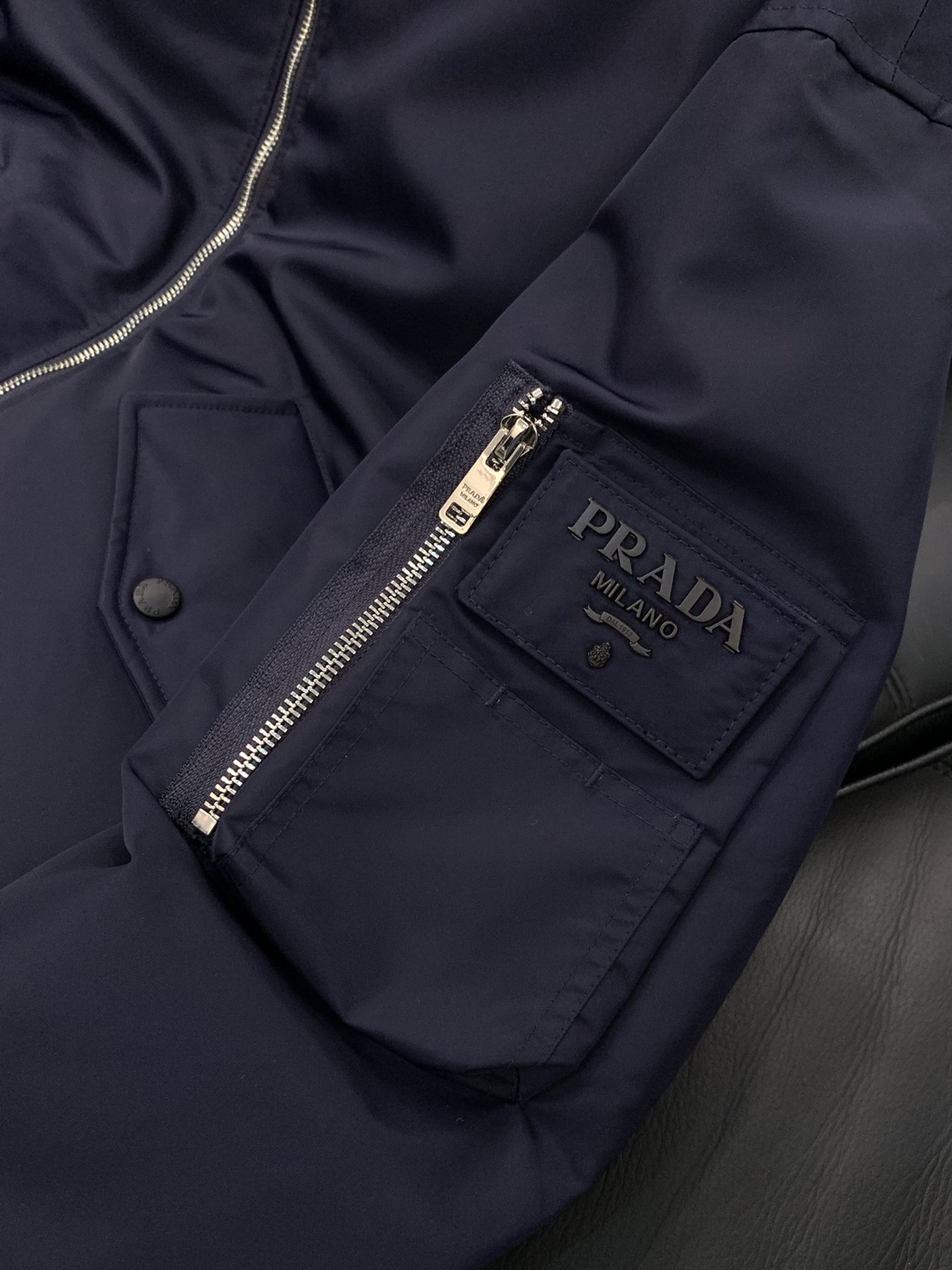 ，PRADA 普拉达，2025冬季最新品，专柜同步有售，时尚休闲羽绒服，进口原版面料，做工极为复杂，唯一