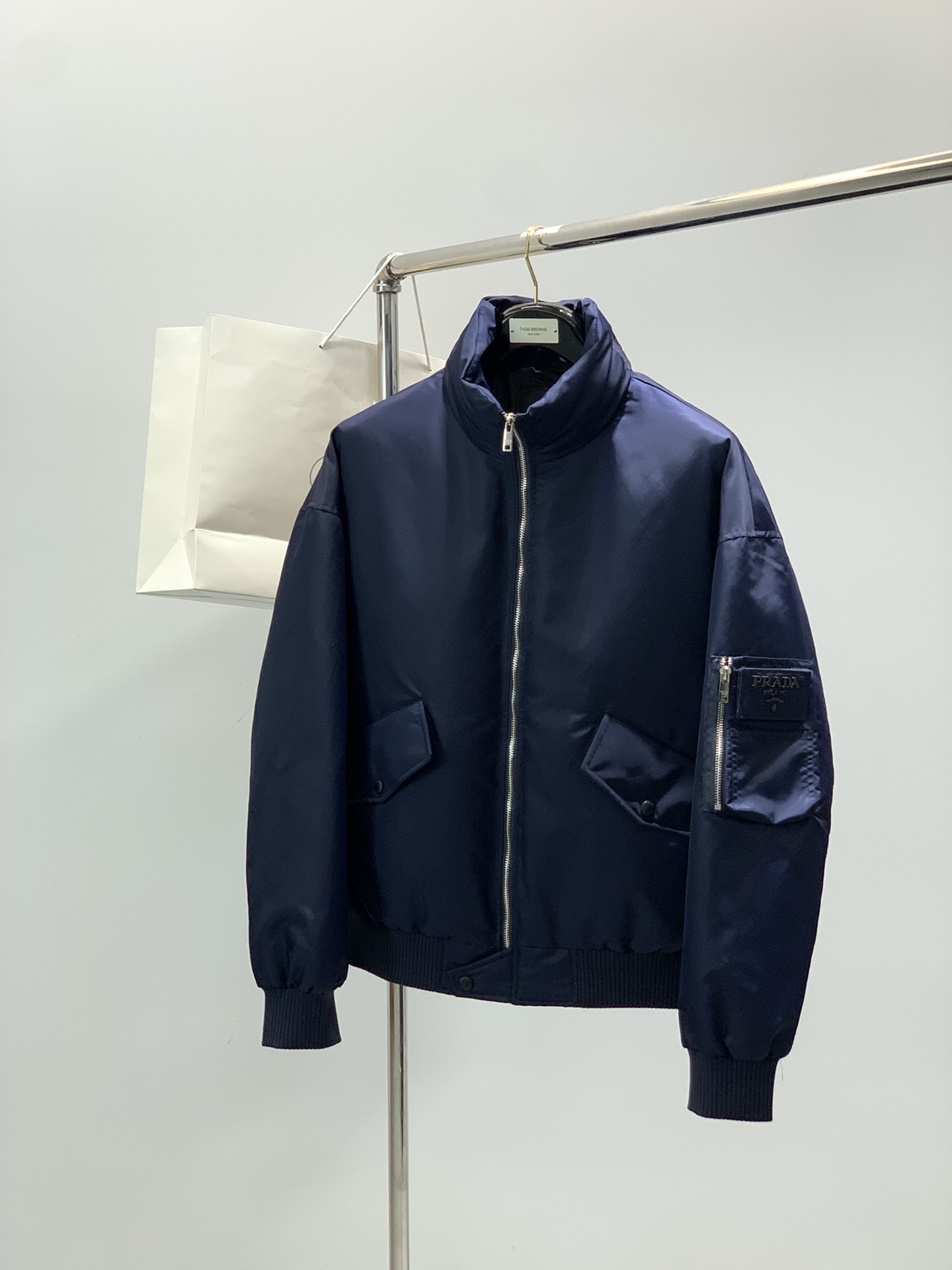 ，PRADA 普拉达，2025冬季最新品，专柜同步有售，时尚休闲羽绒服，进口原版面料，做工极为复杂，唯一