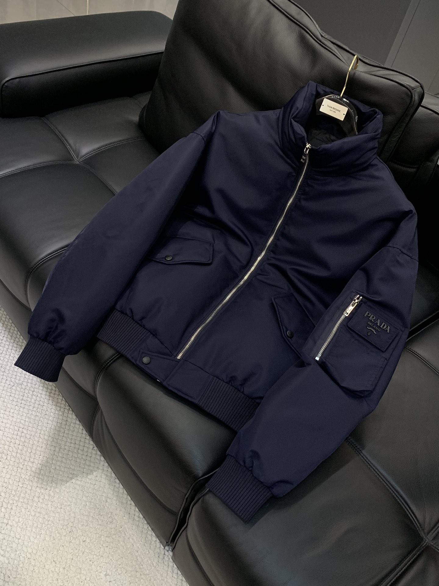 ，PRADA 普拉达，2025冬季最新品，专柜同步有售，时尚休闲羽绒服，进口原版面料，做工极为复杂，唯一