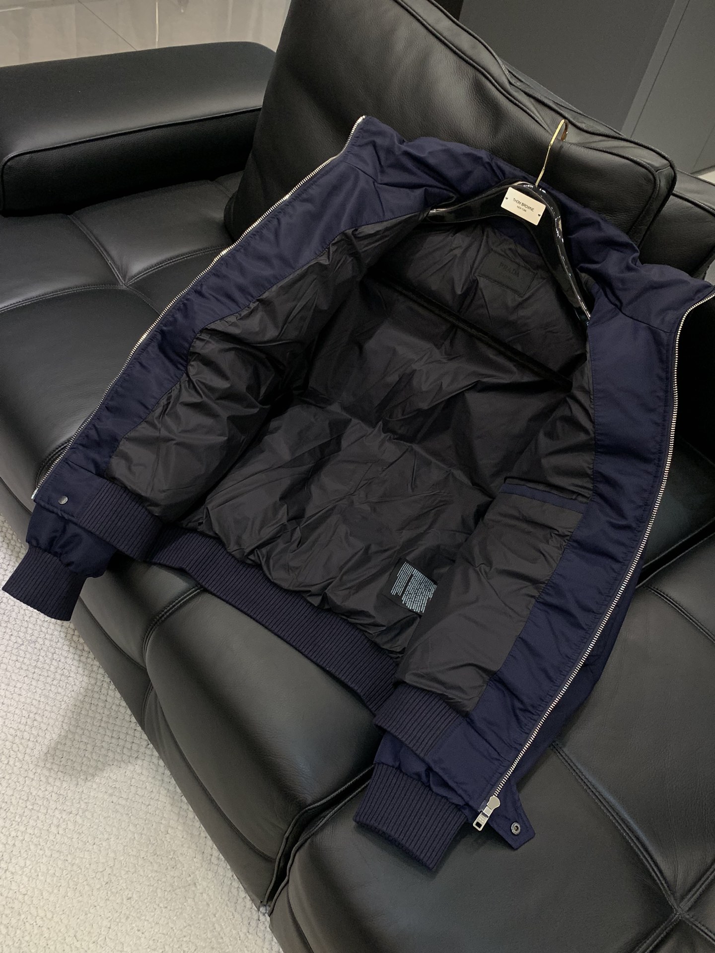 ，PRADA 普拉达，2025冬季最新品，专柜同步有售，时尚休闲羽绒服，进口原版面料，做工极为复杂，唯一