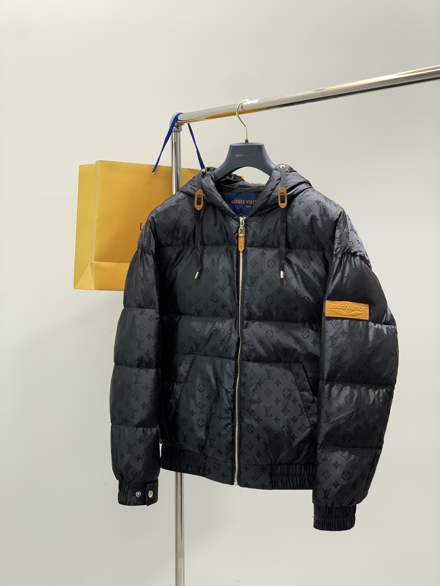 ，LouisVuitton 路易威登，2025冬季最新款，专柜同步有售，原单狠货，时尚休闲连帽羽绒服，上