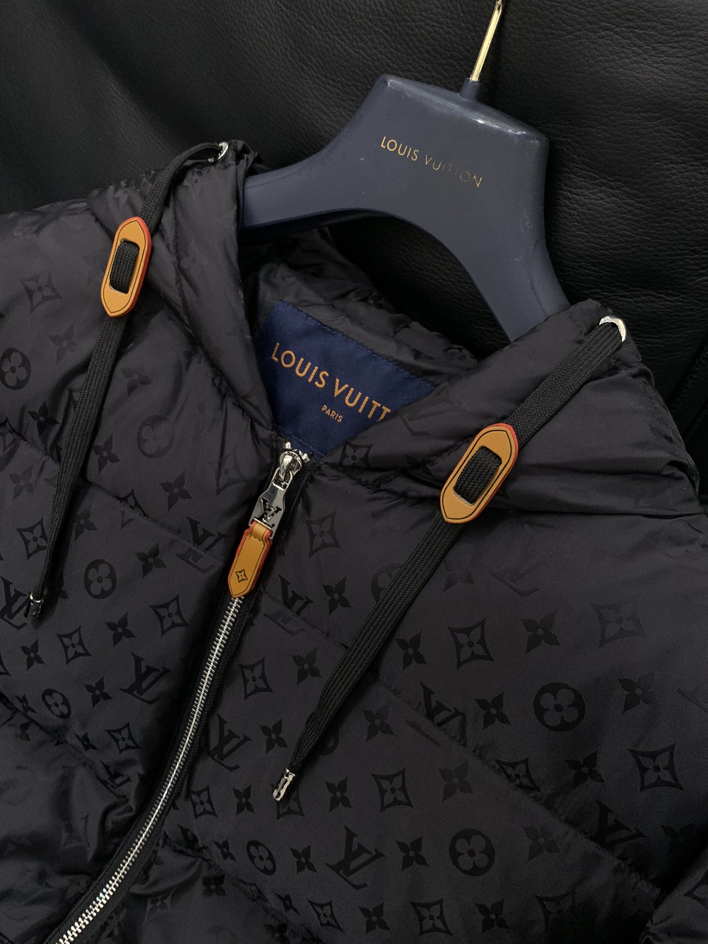 ，LouisVuitton 路易威登，2025冬季最新款，专柜同步有售，原单狠货，时尚休闲连帽羽绒服，上