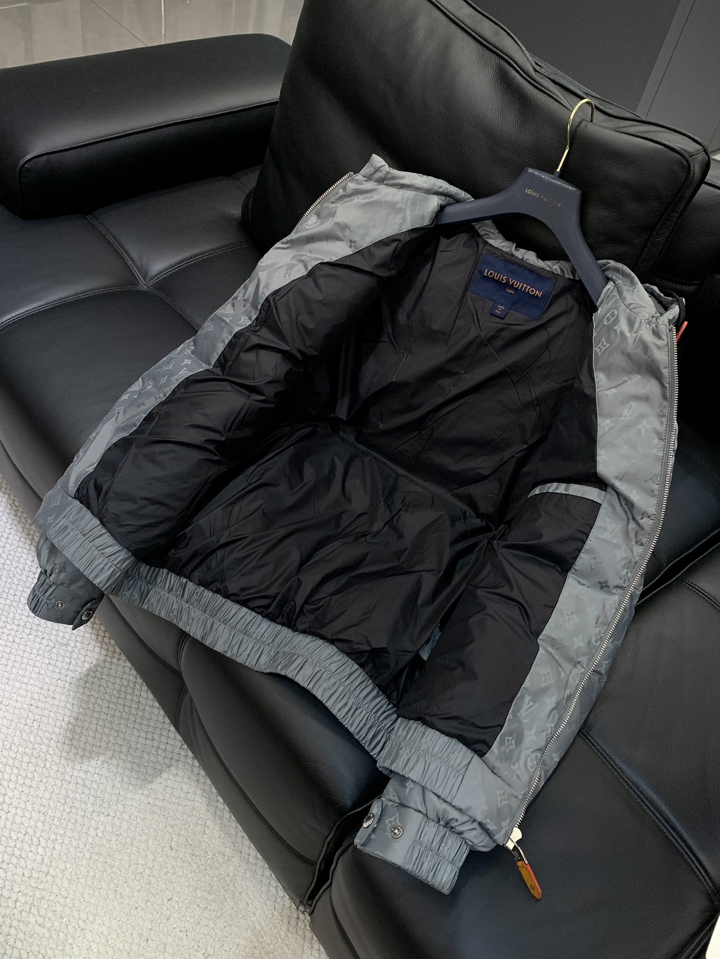 ，LouisVuitton 路易威登，2025冬季最新款，专柜同步有售，原单狠货，时尚休闲连帽羽绒服，上
