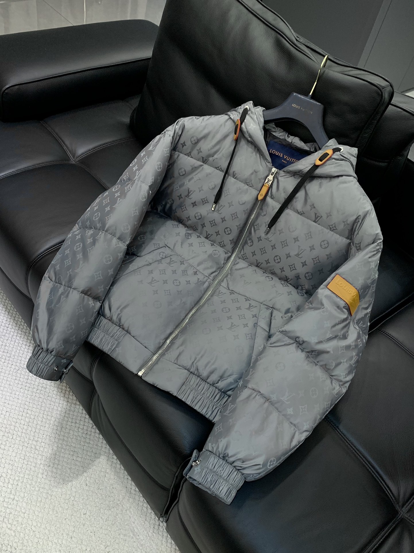 ，LouisVuitton 路易威登，2025冬季最新款，专柜同步有售，原单狠货，时尚休闲连帽羽绒服，上