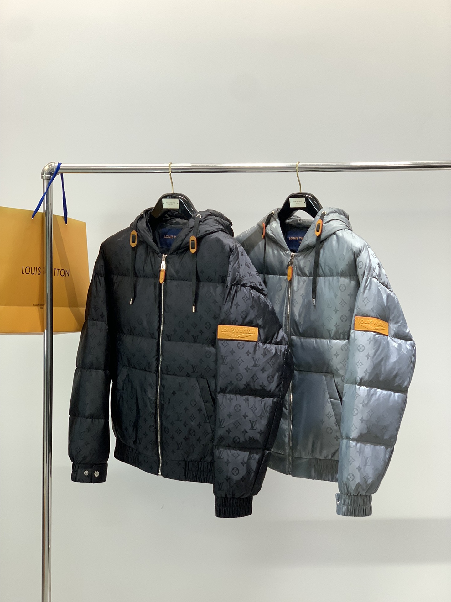 ，LouisVuitton 路易威登，2025冬季最新款，专柜同步有售，原单狠货，时尚休闲连帽羽绒服，上