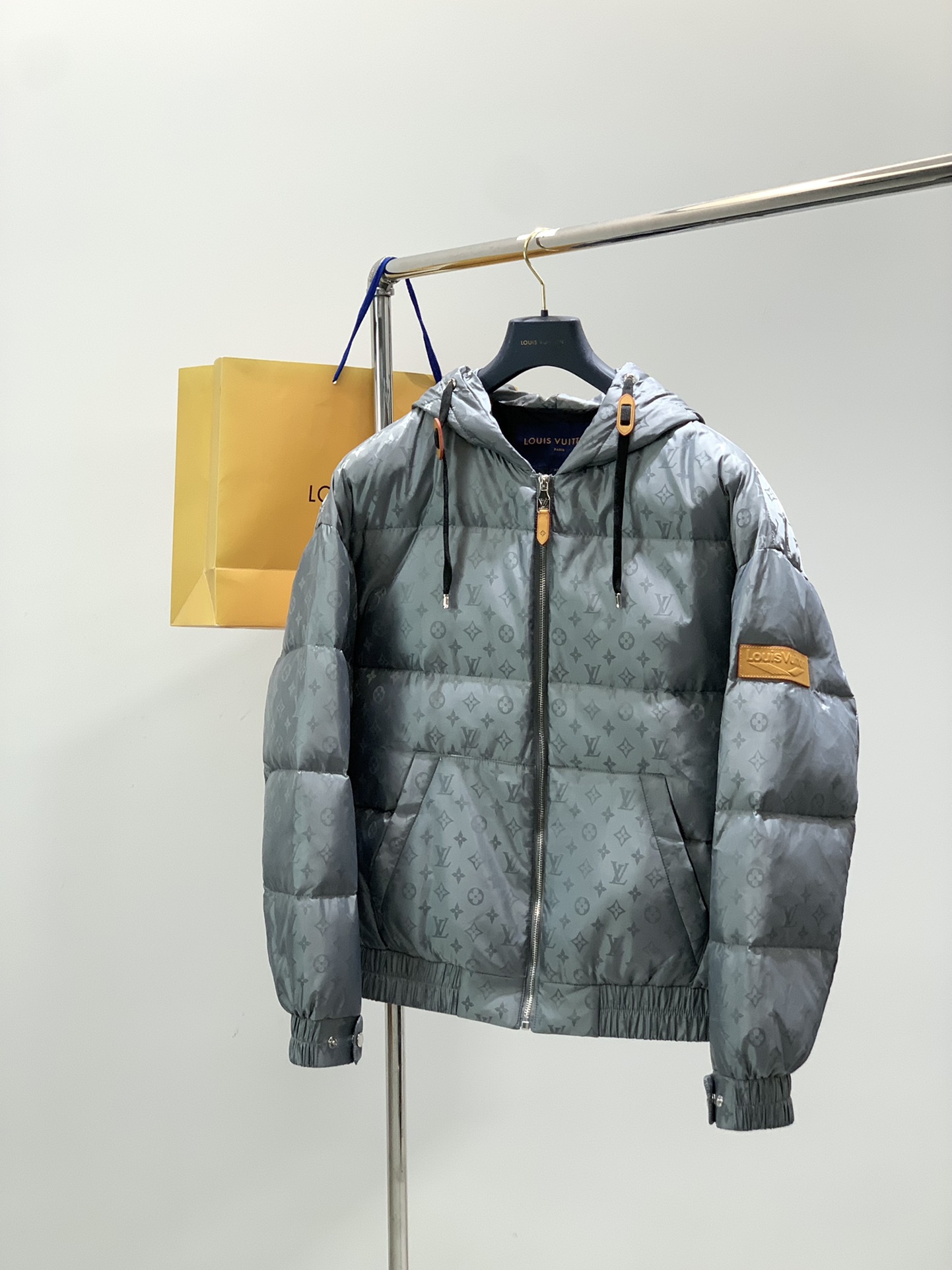 ，LouisVuitton 路易威登，2025冬季最新款，专柜同步有售，原单狠货，时尚休闲连帽羽绒服，上