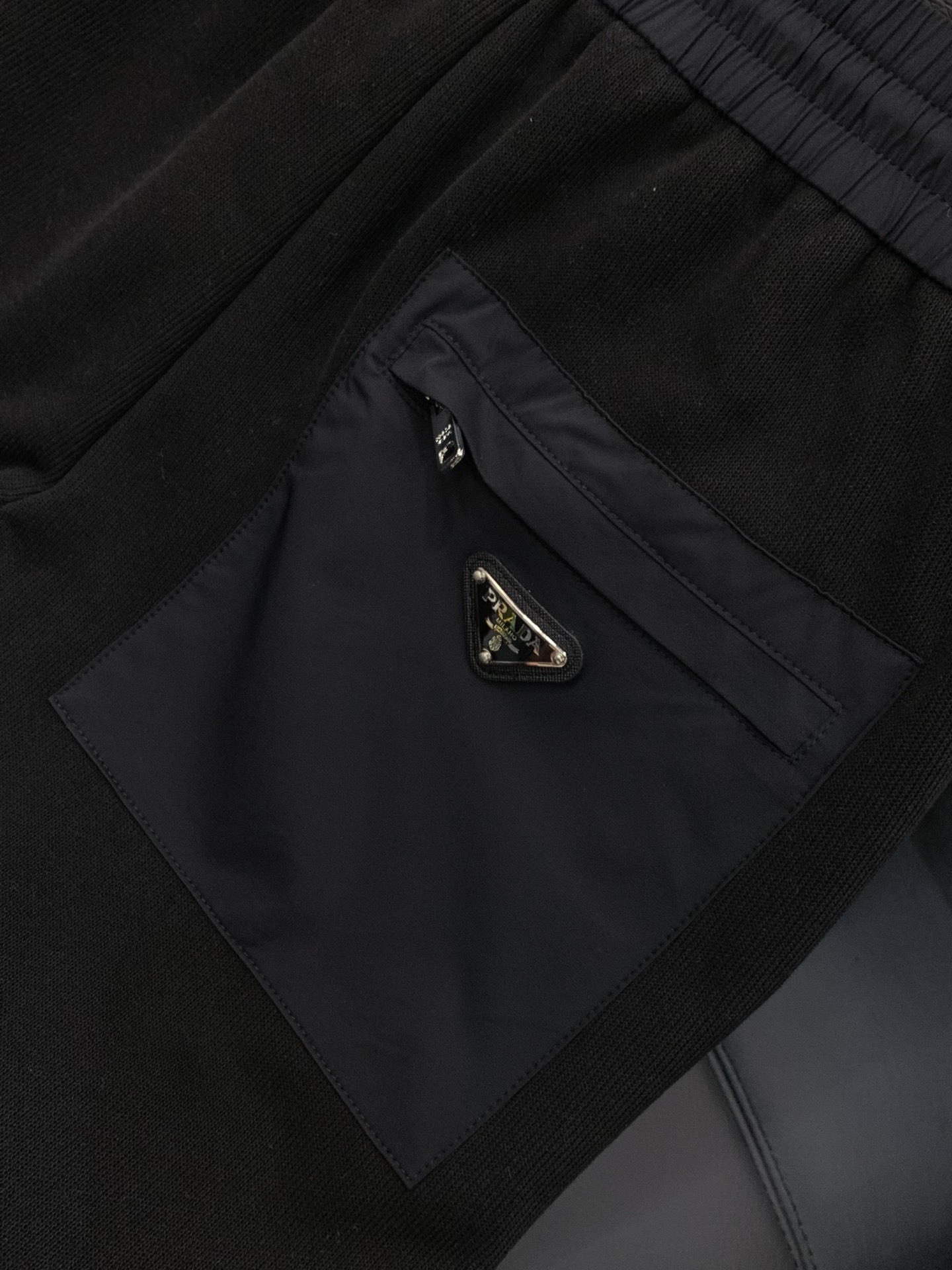 ，PRADA 普拉达，2025冬季最新品，专柜同步有售，时尚休闲➕绒长裤，进口原版面料，做工极为复杂，唯