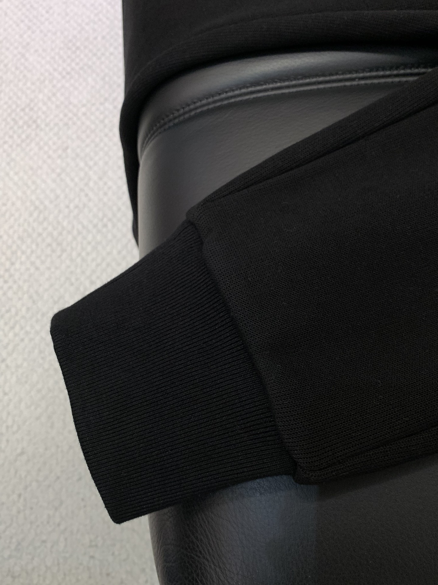 ，PRADA 普拉达，2025冬季最新品，专柜同步有售，时尚休闲➕绒长裤，进口原版面料，做工极为复杂，唯