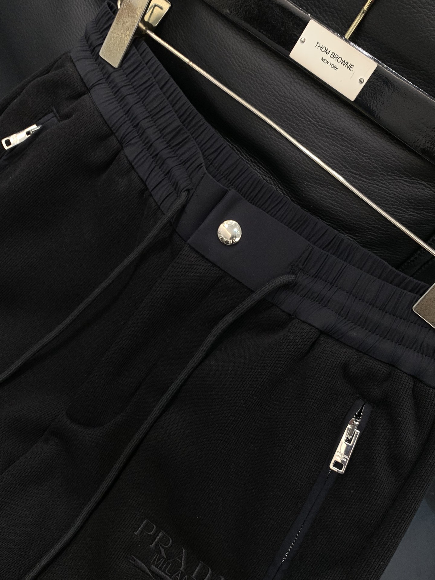 ，PRADA 普拉达，2025冬季最新品，专柜同步有售，时尚休闲➕绒长裤，进口原版面料，做工极为复杂，唯