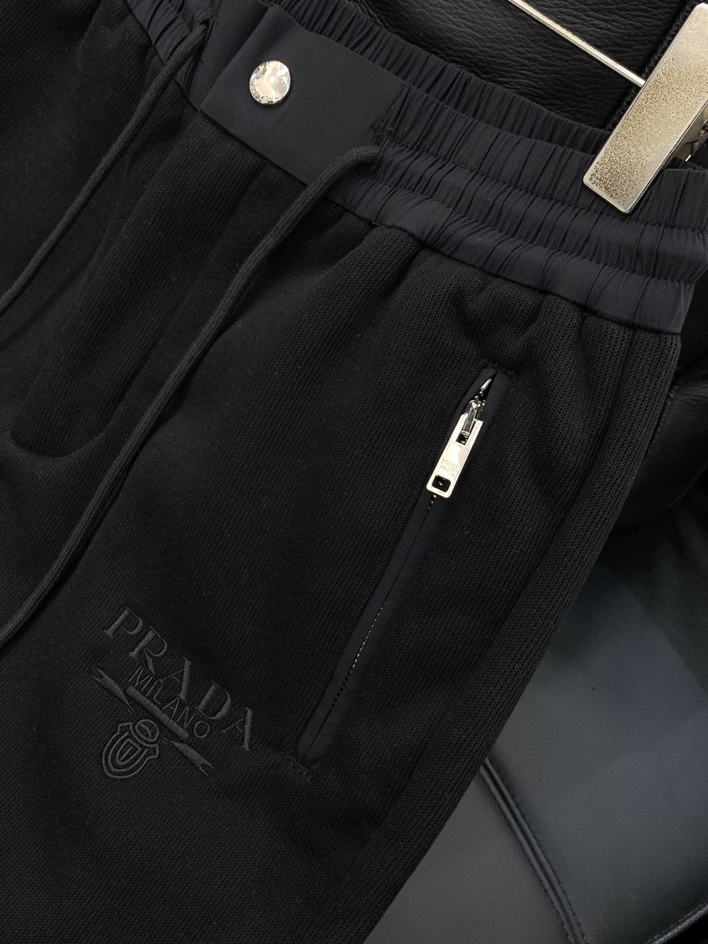，PRADA 普拉达，2025冬季最新品，专柜同步有售，时尚休闲➕绒长裤，进口原版面料，做工极为复杂，唯