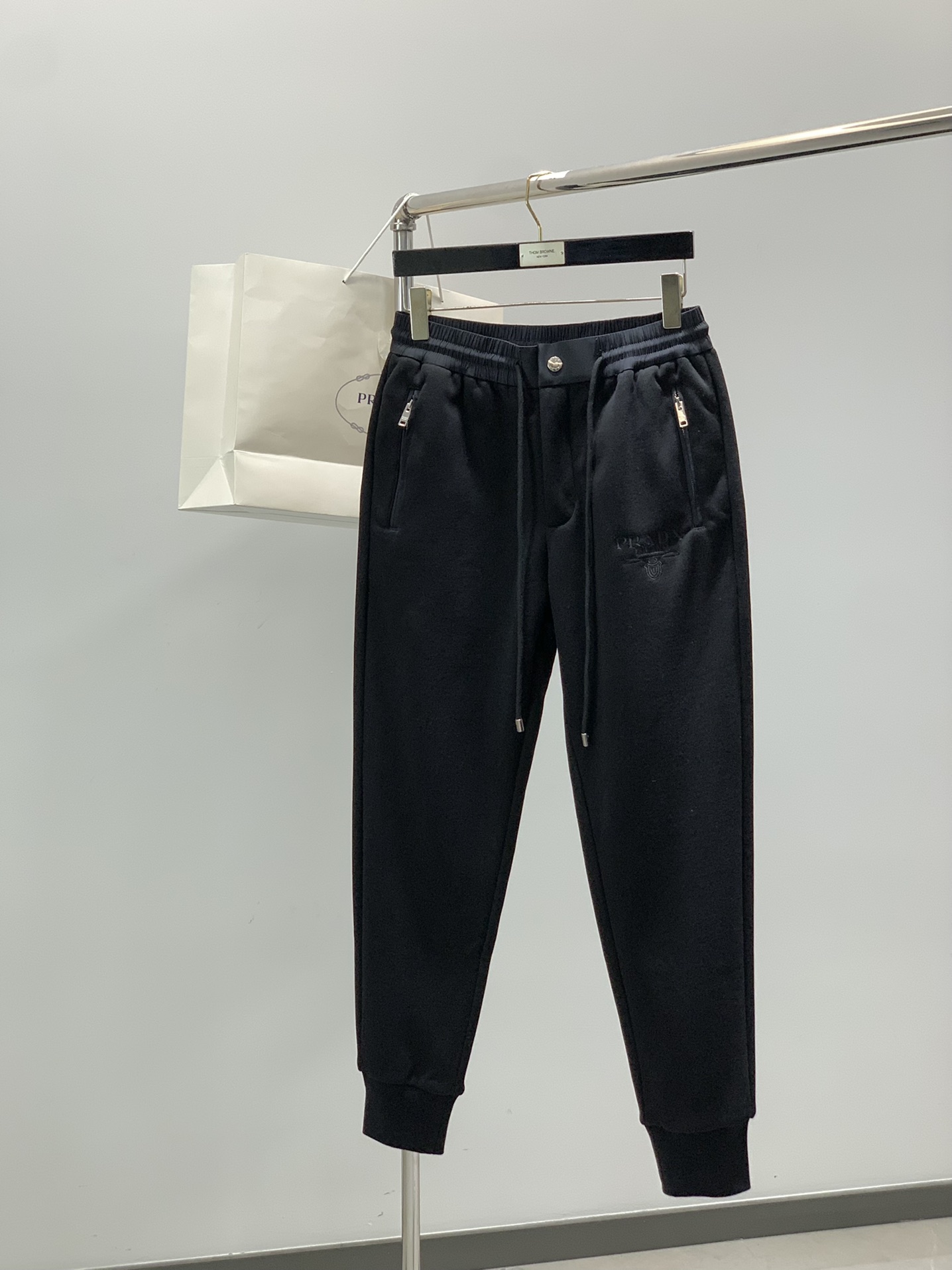 ，PRADA 普拉达，2025冬季最新品，专柜同步有售，时尚休闲➕绒长裤，进口原版面料，做工极为复杂，唯