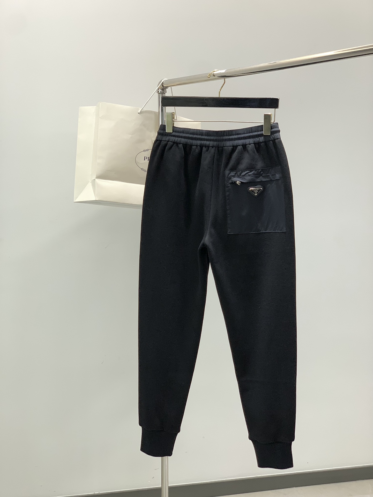 ，PRADA 普拉达，2025冬季最新品，专柜同步有售，时尚休闲➕绒长裤，进口原版面料，做工极为复杂，唯