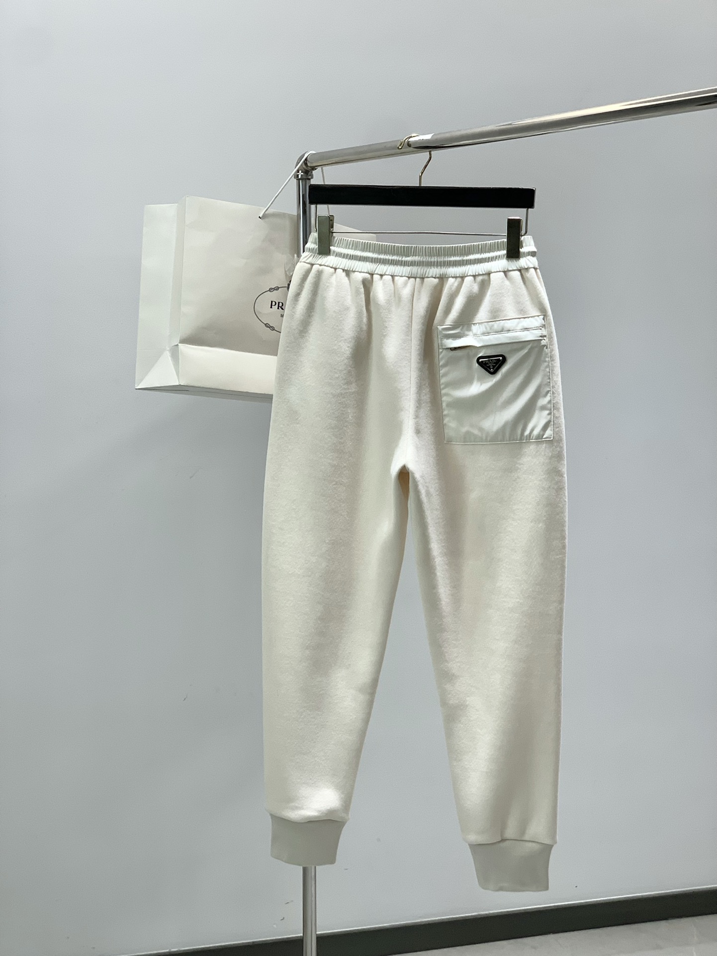 ，PRADA 普拉达，2025冬季最新品，专柜同步有售，时尚休闲➕绒长裤，进口原版面料，做工极为复杂，唯