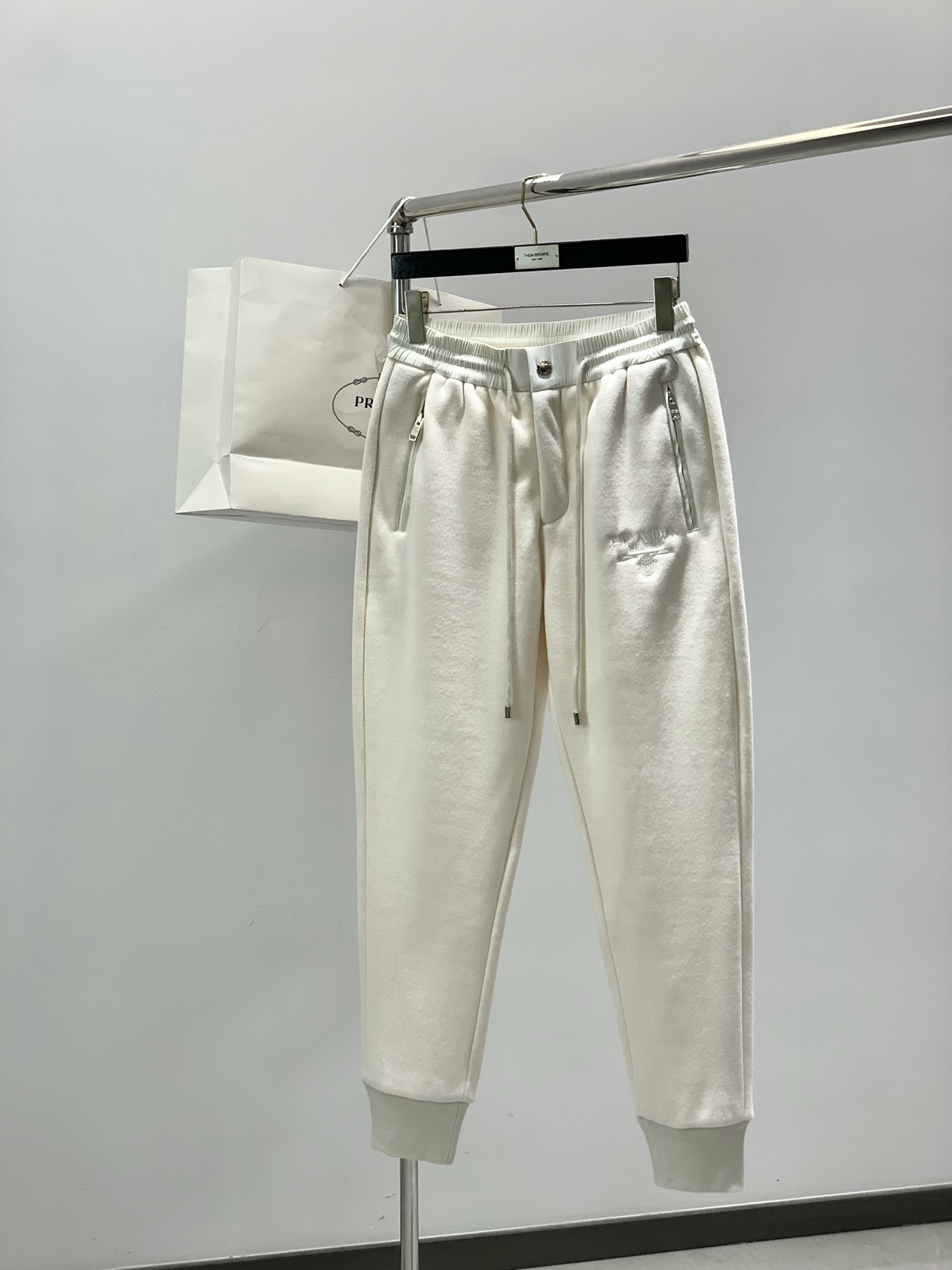 NO:599753,, PRADA, the latest winter products, available at counters simultaneously, fashionable casual velvet trousers, imported original fabrics, extremely complicated workmanship, the only channel that can be used as a purchasing agent, top-notch embroidery printing technology letter pattern logo, original hardware accessories decoration, extremely high-grade, comfortable and versatile, handsome and stylish upper body, 2 colors recommended, size M-3XL,, prada, prada, alexander wang19860909,PRADA 普拉达,冬季最新品,专柜同步有售,时尚休闲绒长裤,进口原版面料,做工极为复杂,唯一可以做代购级别的渠道狠货,顶级刺绣印胶工艺字母图案logo,原版五金辅料装饰,档次极高,舒适百搭,上身帅气有型,2色推荐,码数M-3XL,,prada,prada,alexander wang,Men's clothing