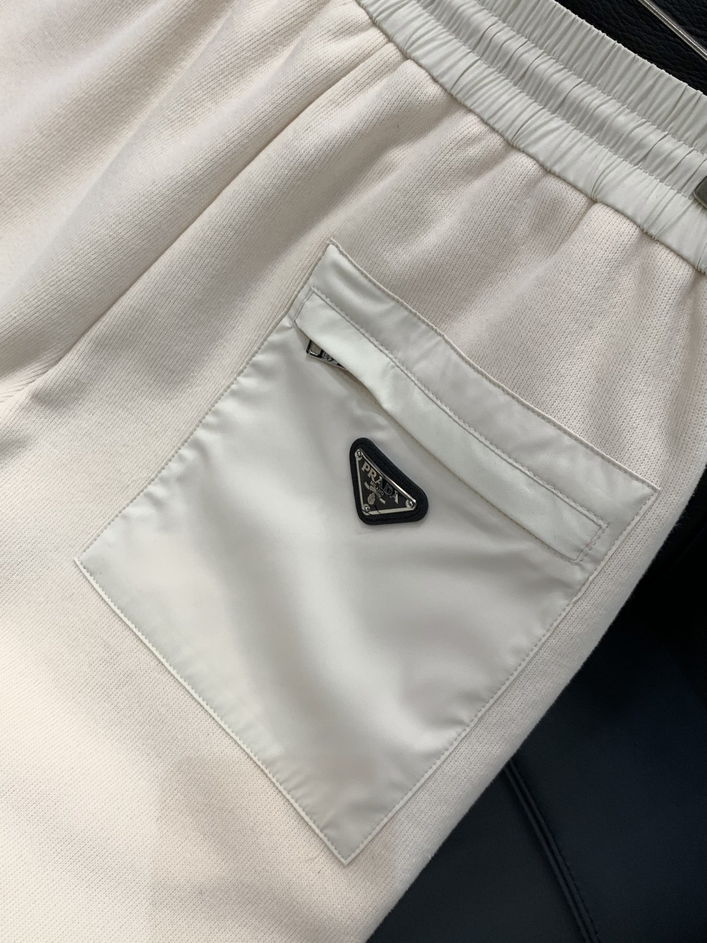 ，PRADA 普拉达，2025冬季最新品，专柜同步有售，时尚休闲➕绒长裤，进口原版面料，做工极为复杂，唯