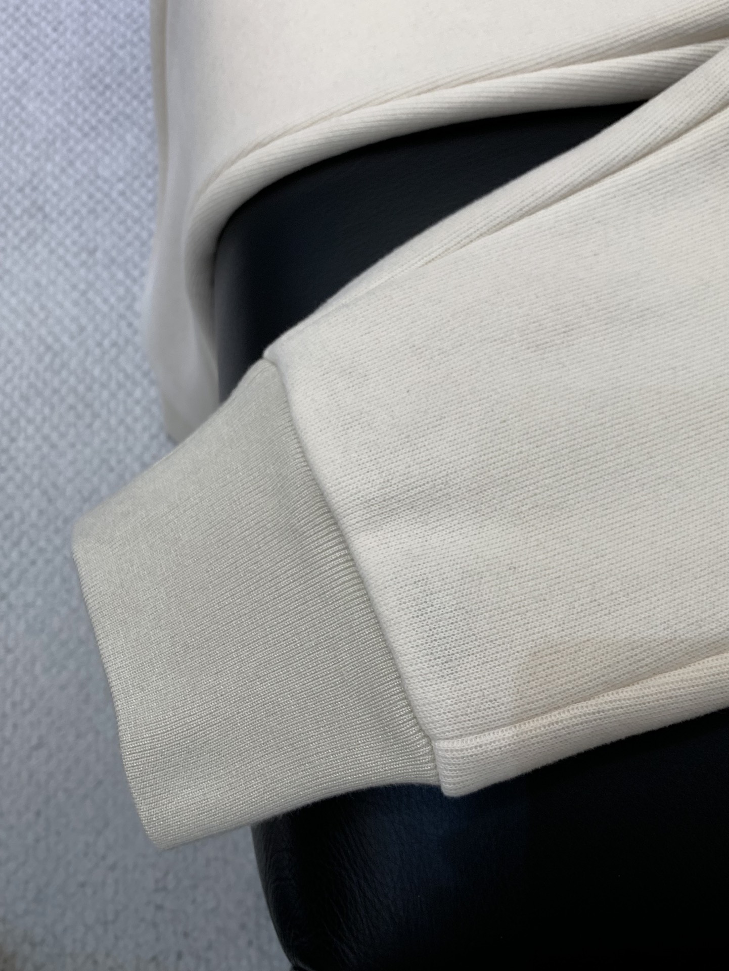 ，PRADA 普拉达，2025冬季最新品，专柜同步有售，时尚休闲➕绒长裤，进口原版面料，做工极为复杂，唯