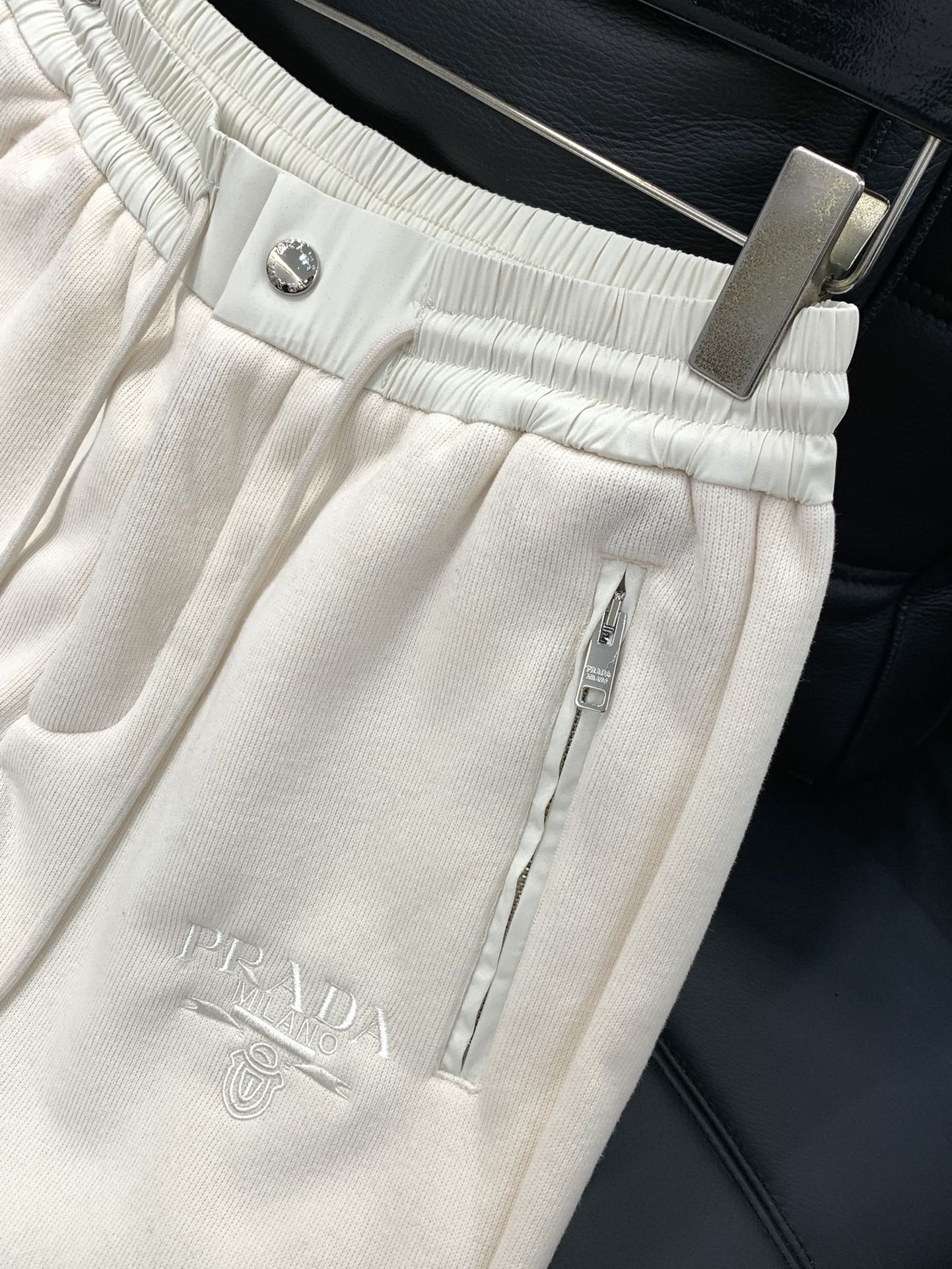 ，PRADA 普拉达，2025冬季最新品，专柜同步有售，时尚休闲➕绒长裤，进口原版面料，做工极为复杂，唯