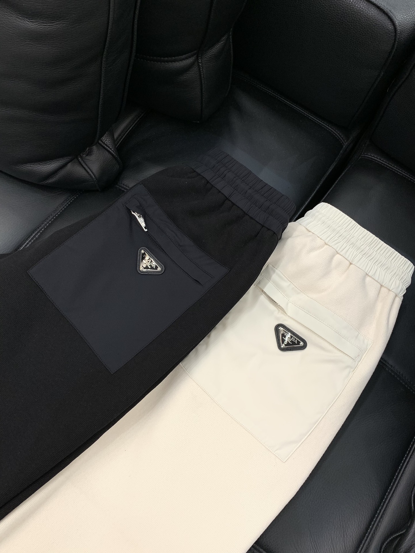 ，PRADA 普拉达，2025冬季最新品，专柜同步有售，时尚休闲➕绒长裤，进口原版面料，做工极为复杂，唯