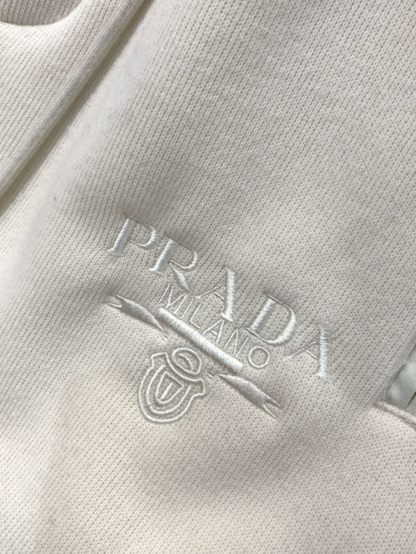 ，PRADA 普拉达，2025冬季最新品，专柜同步有售，时尚休闲➕绒长裤，进口原版面料，做工极为复杂，唯