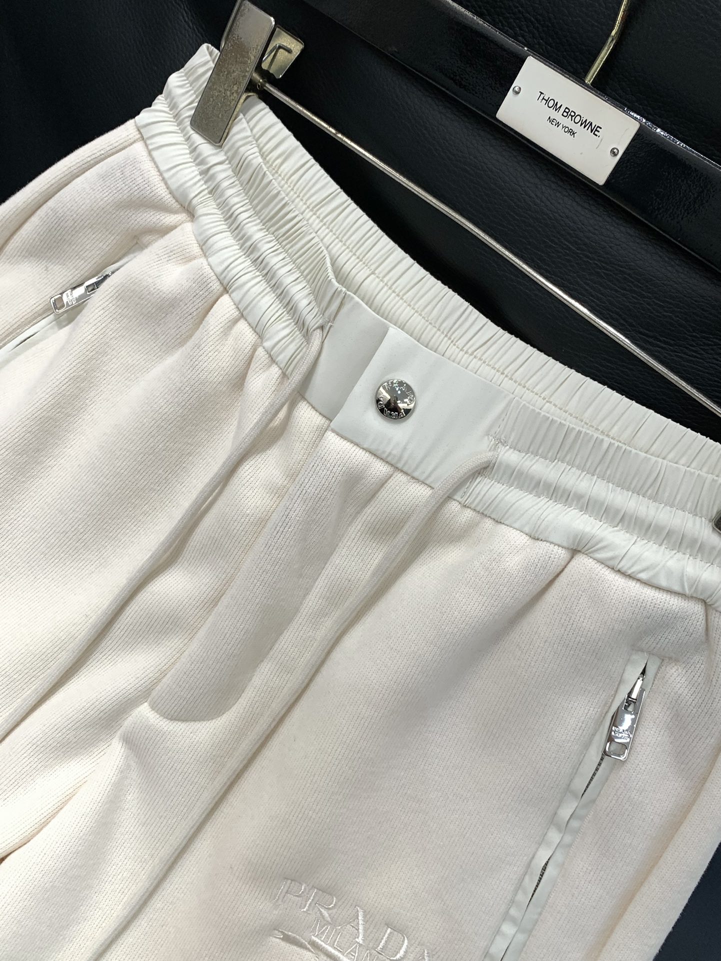 ，PRADA 普拉达，2025冬季最新品，专柜同步有售，时尚休闲➕绒长裤，进口原版面料，做工极为复杂，唯