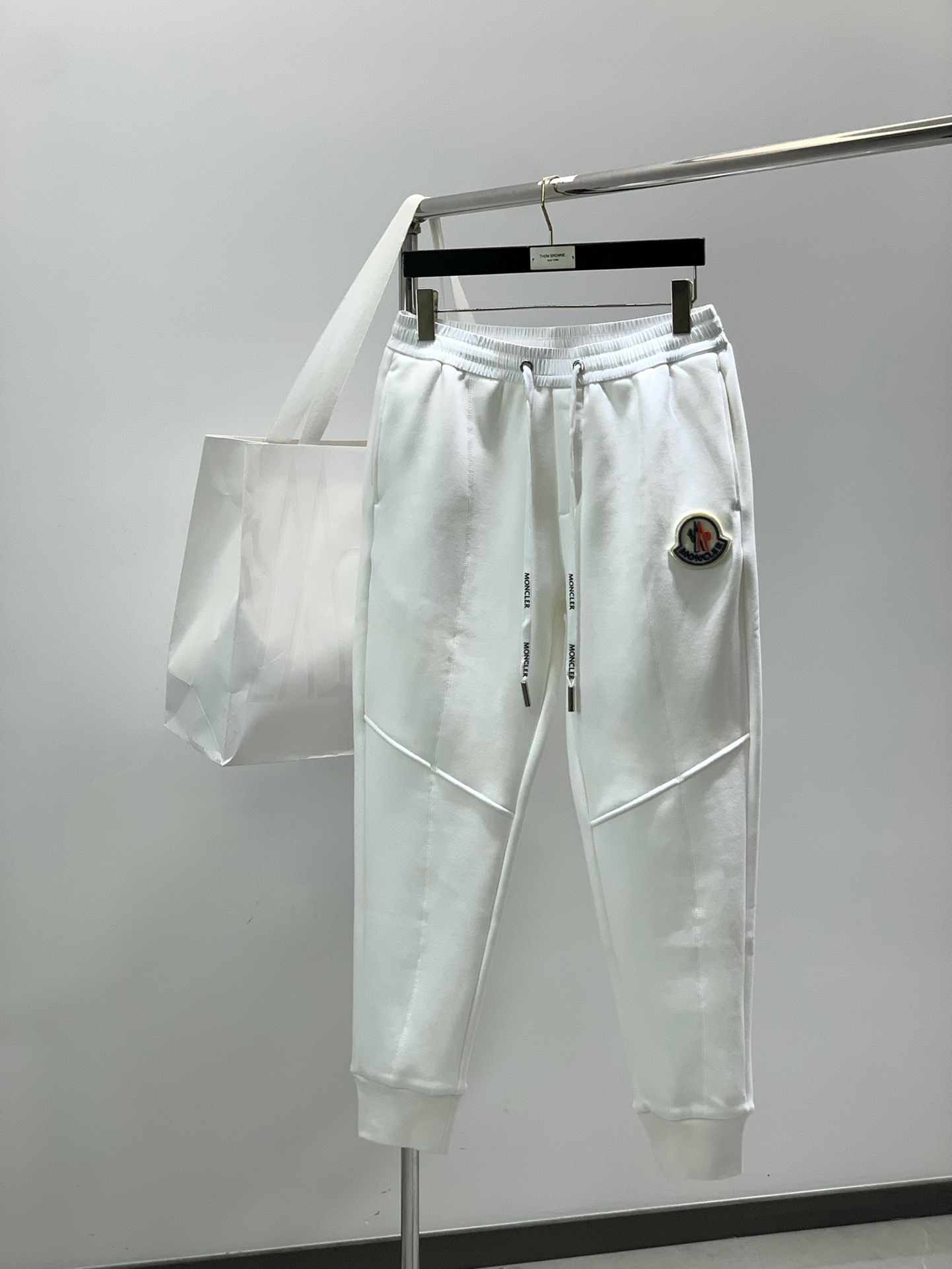 NO:599756,, Moncler muzzle, latest winter products, available at counters simultaneously, original goods, fashionable casual velvet trousers, using imported original fabrics, top-grade rubber printing technology letter pattern logo, original hardware accessories decoration, simple yet fashionable, fashionable and handsome upper body, 2 colors recommended, size M-3XL,, Moncler, alexander wang19860909,Moncler 蒙口,冬季最新品,专柜同步有售,原单狠货,时尚休闲绒长裤,采用进口原版面料,顶级印胶工艺字母图案logo,原版五金辅料装饰,简单而不失时尚,上身时尚帅气,2色推荐,码数M-3XL,,Moncler,alexander wang,Men's clothing