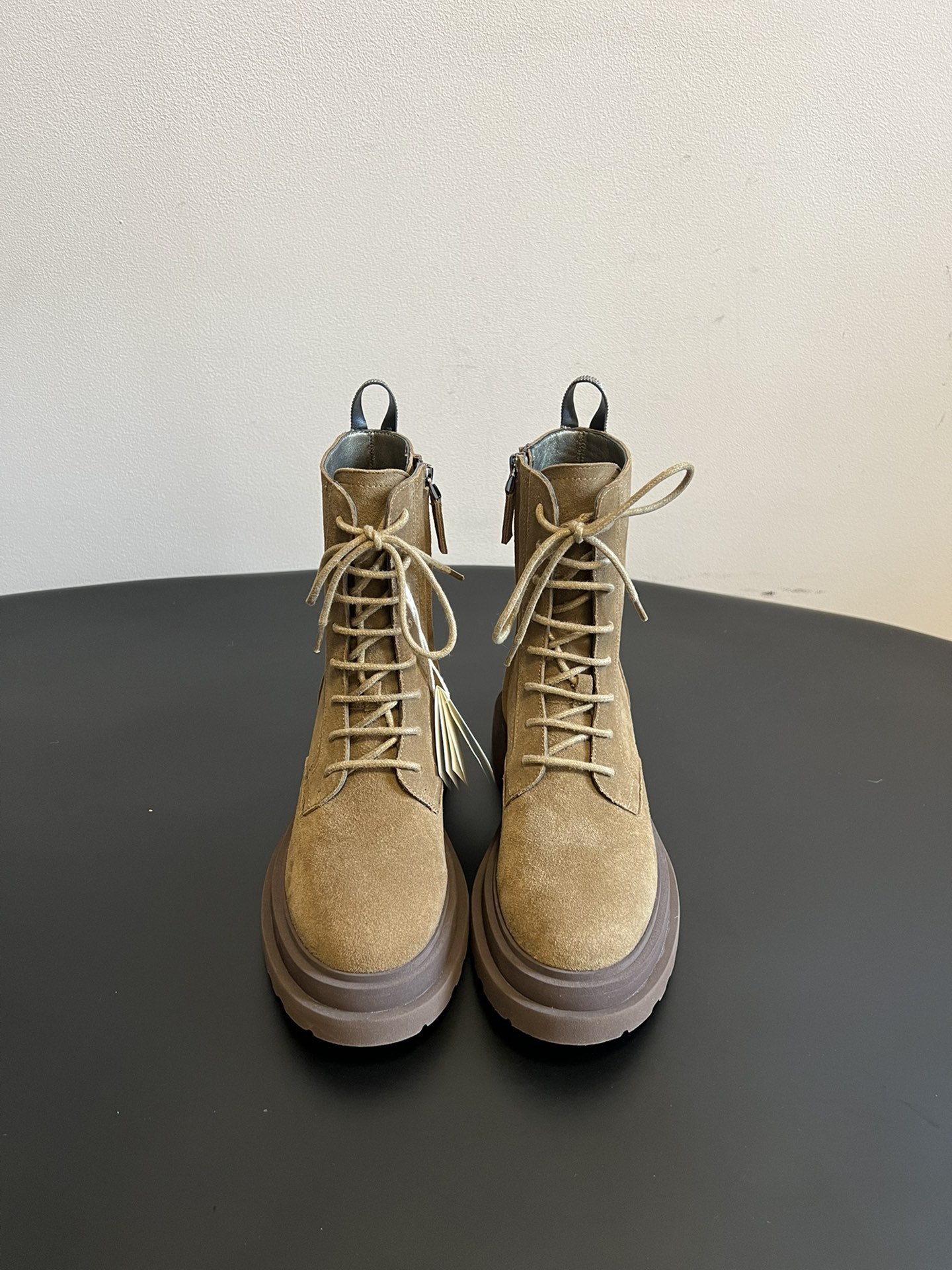 NO:593618,Purchasing-grade Brunello Cucinell* ss25 retro lace-up short Martin boots are made of high-grade suede leather, which is soft to the touch and has a luxurious matte texture. Italian craftsmanship ensures high quality. The classic work boot shape is equipped with a lace system. The shoelace design not only enhances the style but also flexibly adjusts the space inside the shoe. There is an invisible zipper on the side or heel of the shoe, which makes it easy to put on and take off quickly, taking into account practicality and aesthetics.  The colors are mainly earth tones, which are simple and elegant and easy to match; the overall design combines 'low-key luxury' and 'casual casualness', which can be adapted to various scenes such as daily outings and light commuting, interpreting the brand's iconic elegant casual style. The upper is imported fetal cow velvet, the lining is imported mixed sheepskin, the original open-molded outsole, increased by 5.5cm, size 35-40 (40 size customization is non-returnable), boots, brunello cucinelli, boots, sheepskin19860909代购级 Brunello Cucinell* ss25复古系带短款马丁靴 采用高级绒面革制作,触感柔软且自带奢华哑光质感,意大利工艺确保品质上乘. 经典工装靴型,搭配系带系统,鞋带设计既提升造型感,又可灵活调节鞋内空间；鞋侧或后跟处设有隐形拉链,方便快速穿脱,兼顾实用性与美观度. 色彩以大地色系为主,简约大气且极易搭配；整体设计融合“低调奢华”与“休闲随性”,可适配日常出街、轻通勤等多种场景,诠释品牌标志性的优雅休闲风. 鞋面进口胎牛绒 内里进口混种羊皮 大底原版开模大底 增高5.5cm size35-40码（40码定制不退换）,靴子,brunello cucinelli,boots,sheepskin,Women's Shoes