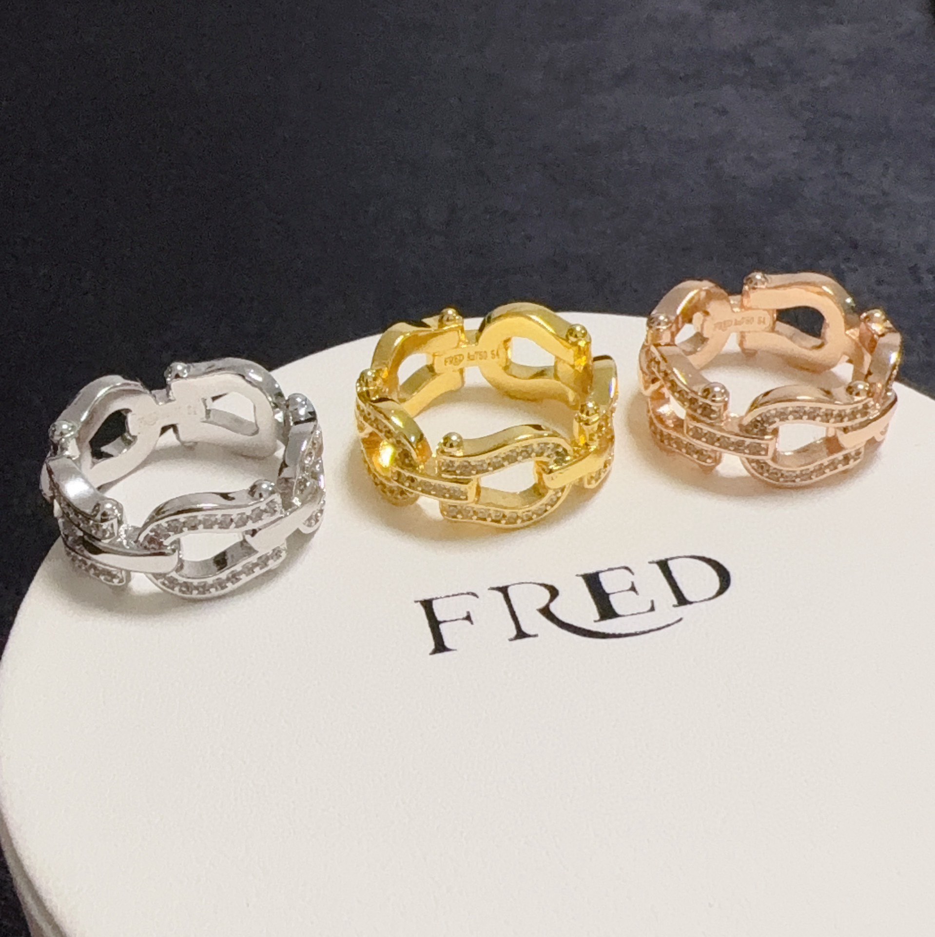 NO:582396,New product release hot Fred Feiden full diamond hollow horseshoe buckle nautical buckle, fortune buckle, 8-character buckle high quality multi-section baby's breath full diamond ring big brand fashion and exquisite FORCE series ring high-end customization ~ sub-gold micro-plating 18k gold process Seiko horseshoe buckle head ring!  The upper body effect is very versatile. Internet celebrity expert. A must-have item for fashionistas. Rose gold, gold and silver three colors for men and women, same size for couples, size 6-7-8cm, fine jewelry, ring, gold19860909新品发布火爆费雷德 Fred斐登满钻镂空马蹄扣航海扣、发财扣、8字扣高品质多节满天星满钻戒指大牌 时尚 精致FORCE 系列戒指高端定制～亚金微电镀18k金工艺 精工马蹄扣头戒指！上身效果非常百搭 网红达人 时尚一族必备单品 玫瑰金、黄金、银色三色男女同款情侣款码数6-7-8cm,饰品精品,ring,gold,Jewelry